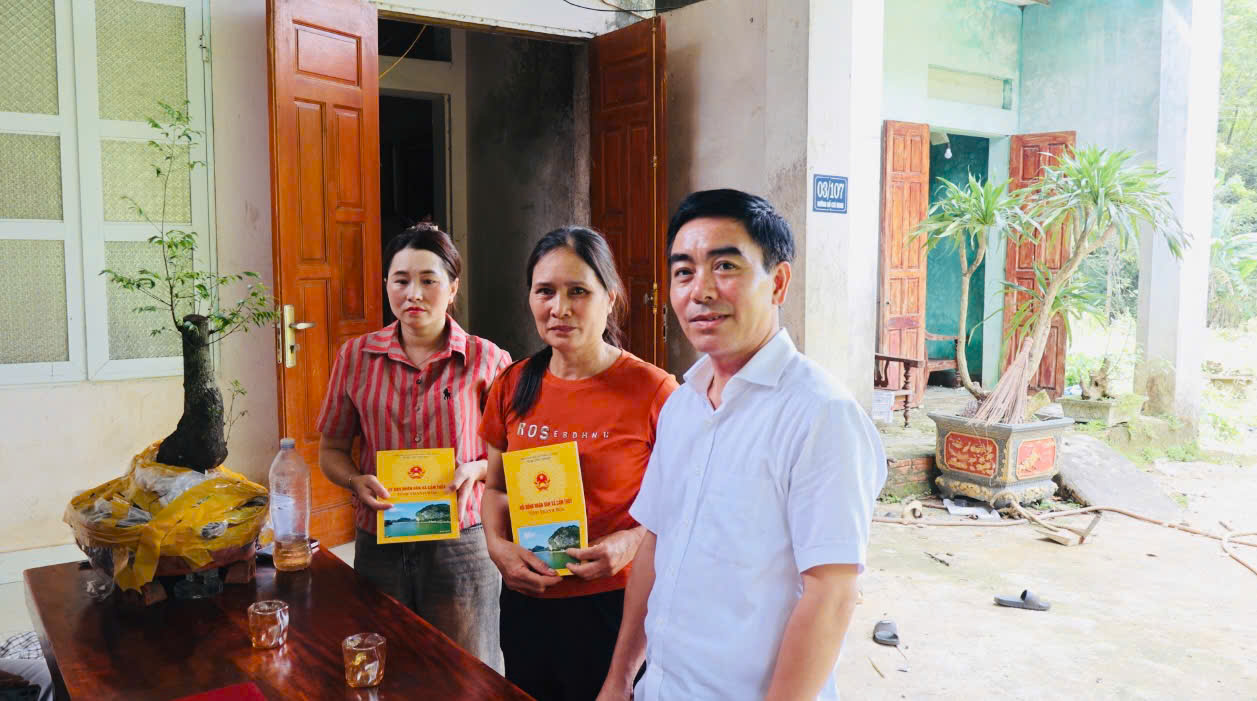 Đồng chí Hoàng Thế Hiền - Phó chủ tịch UBND xã thăm, tặng quà các gia đình bị ảnh hưởng do sạt lở đá tại thôn Dương Đình Huệ