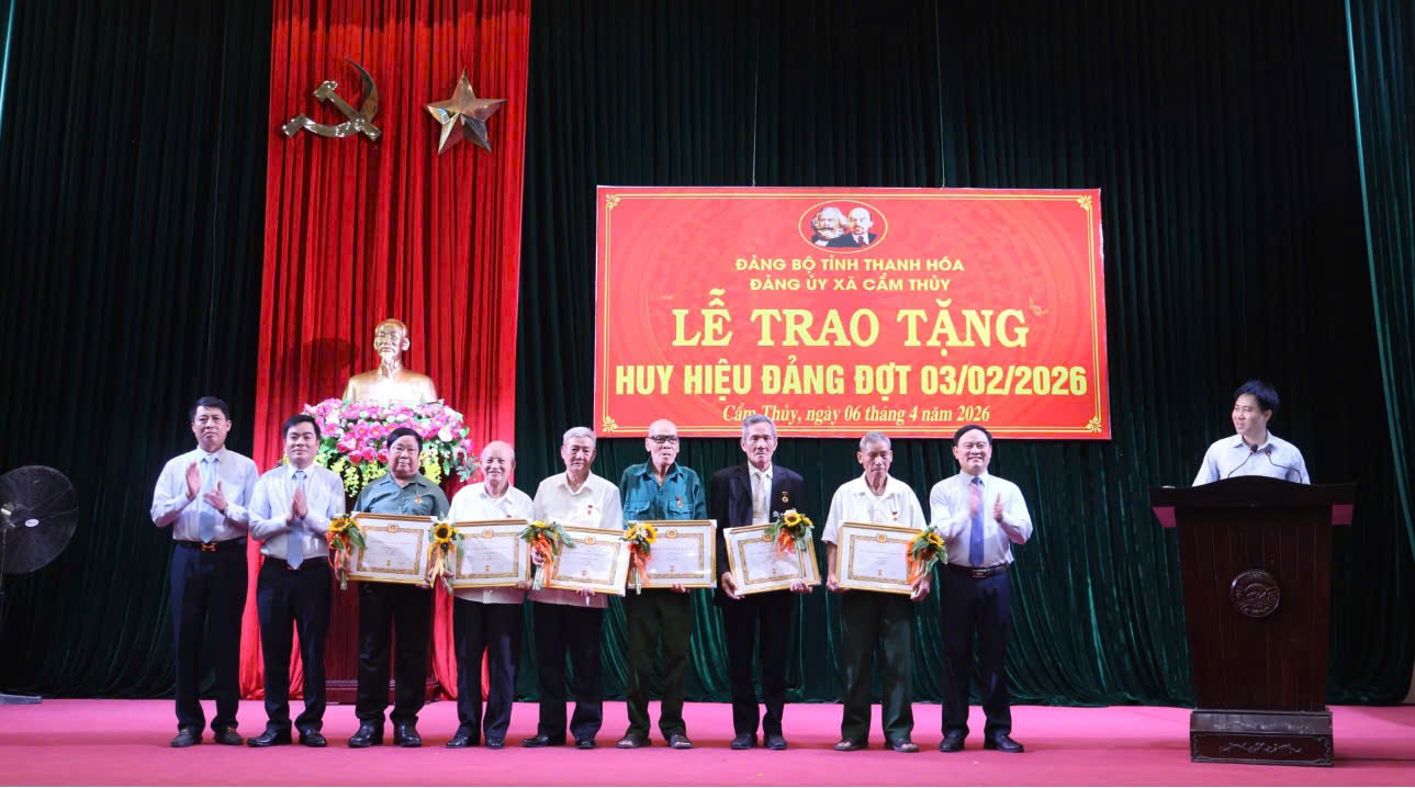 Đảng ủy xã Cẩm Thủy tổ chức  Lễ trao tặng Huy hiệu Đảng đợt mùng 3 tháng 2 năm 2026