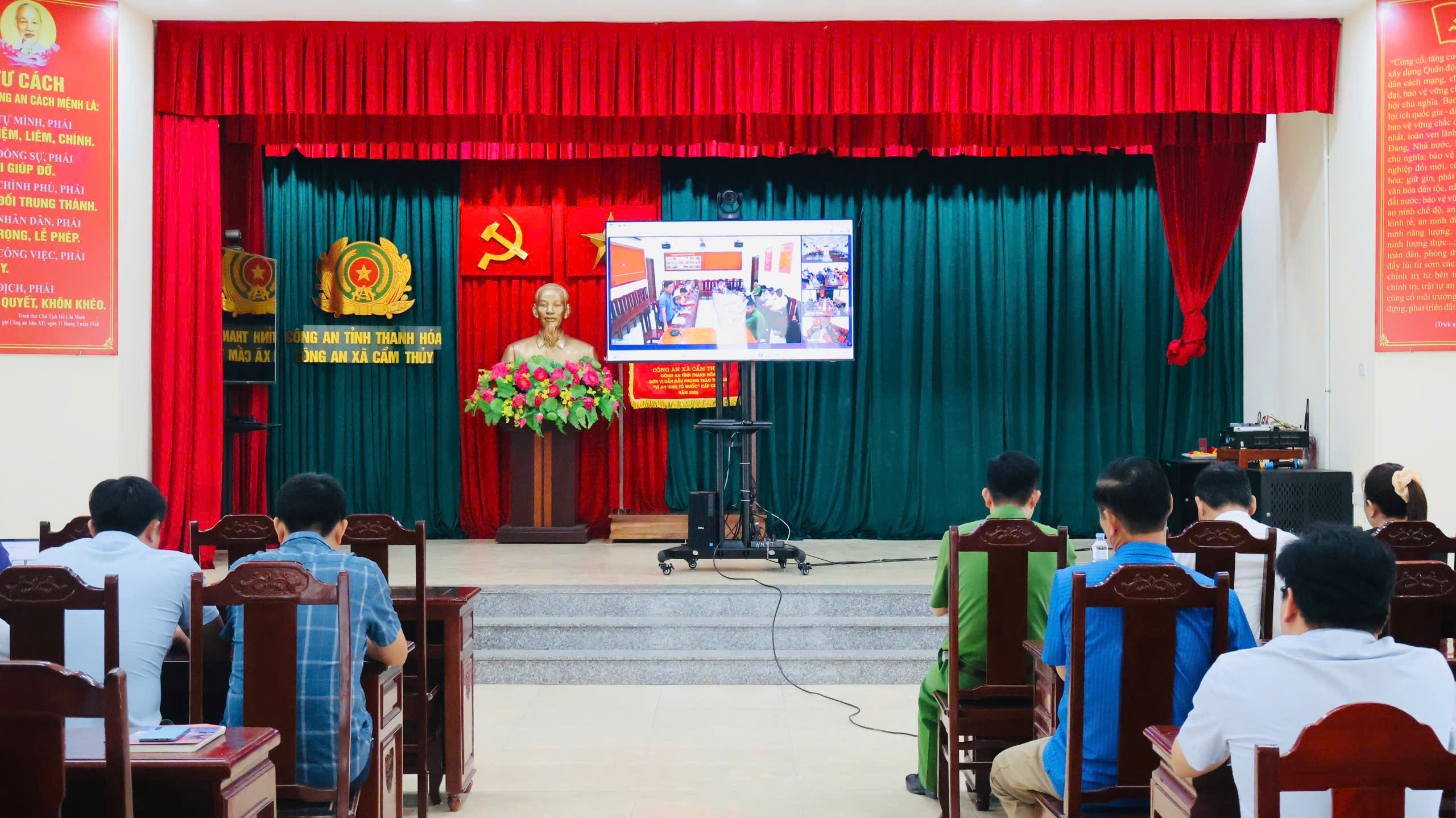 Xã Cẩm Thủy tham dự hội nghị trực tuyến về đẩy mạnh  chi trả an sinh xã hội không dùng tiền mặt