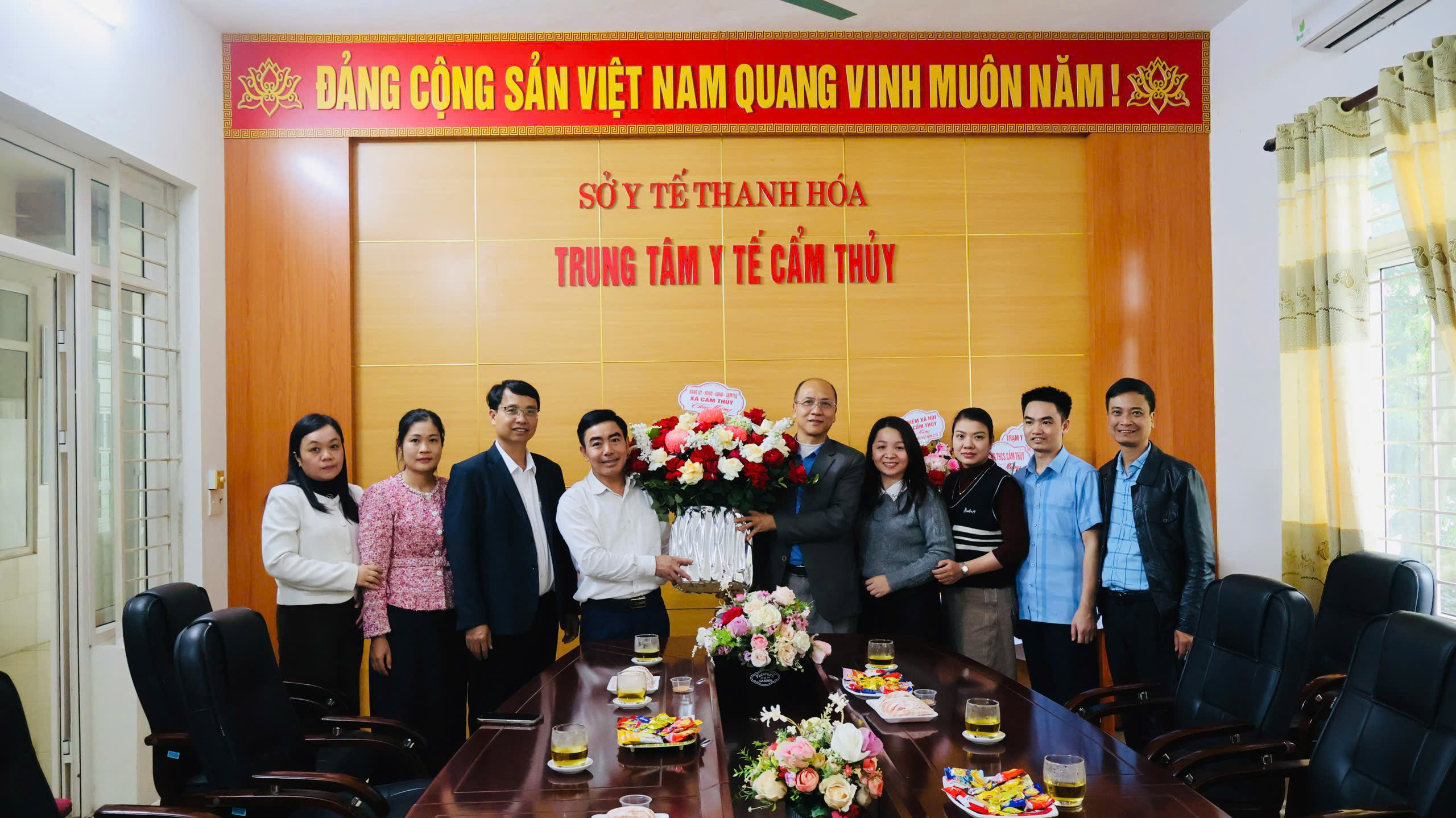 Lãnh đạo xã Cẩm Thủy thăm, chúc mừng các đơn vị sự nghiệp y tế nhân dịp kỷ niệm Ngày Thầy thuốc Việt nam 27/2