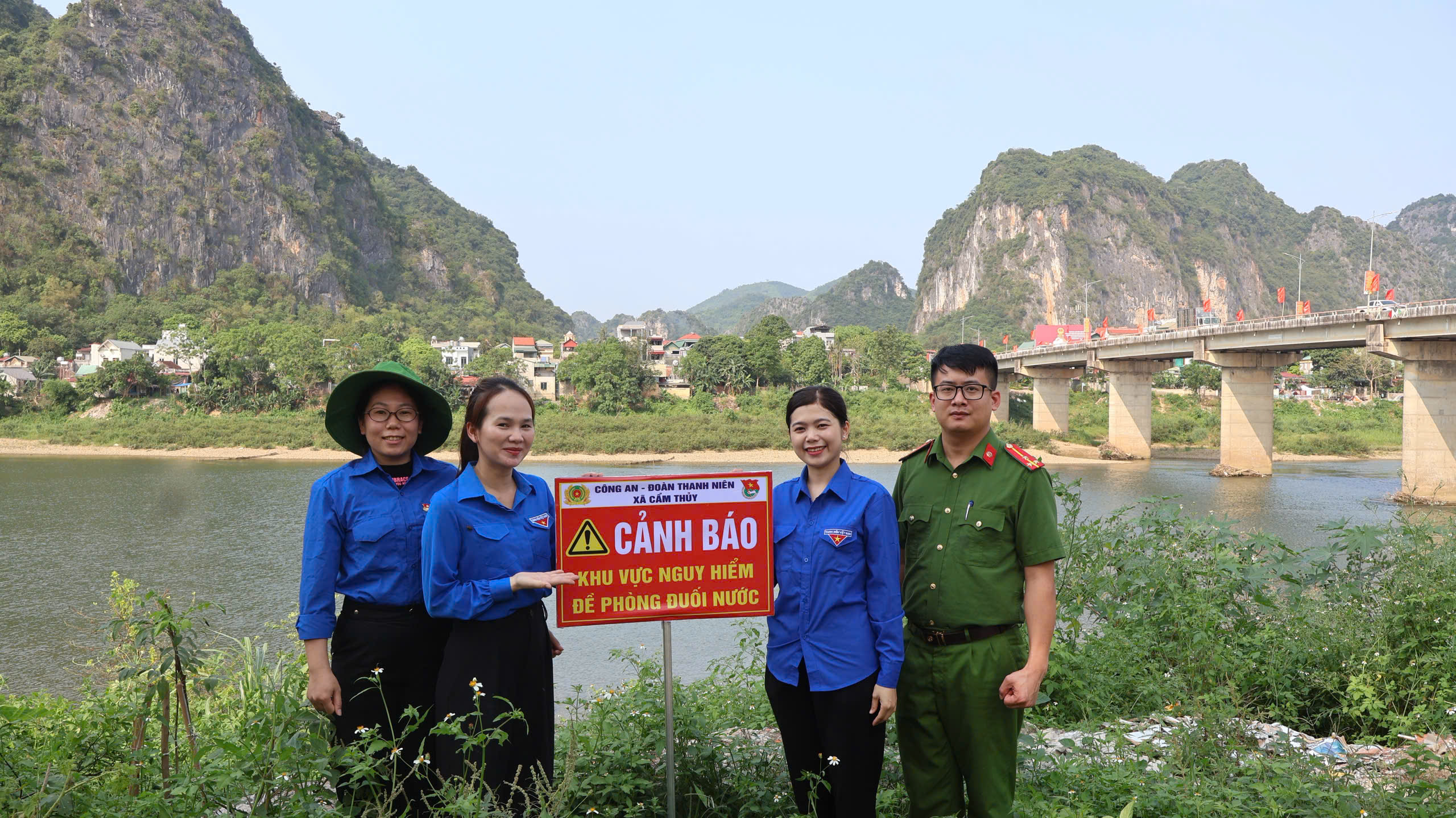 Công an xã Cẩm Thủy phối hợp Đoàn Thanh niên cắm biển cảnh báo  phòng tránh tai nạn đuối nước