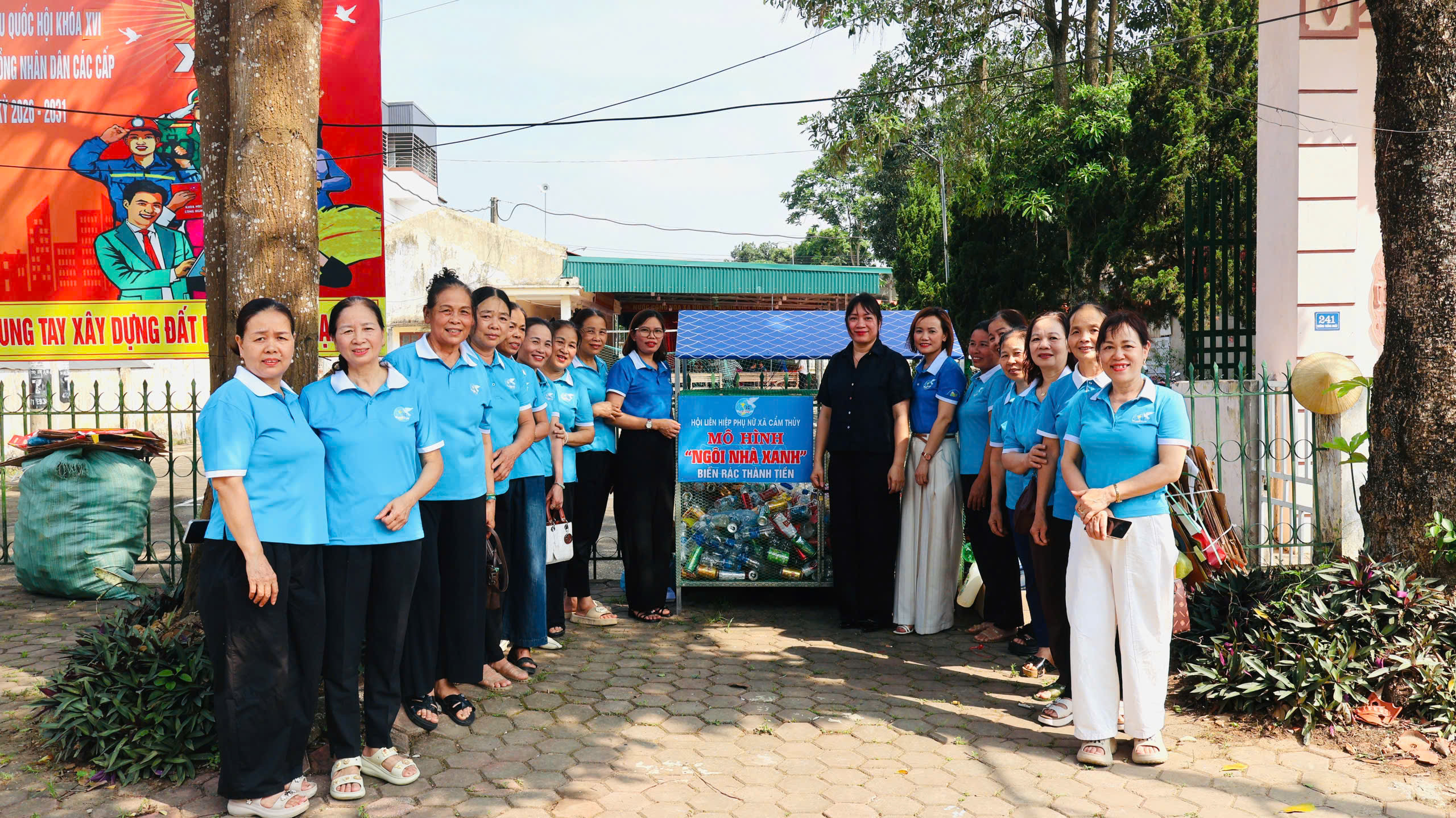 Lễ ra mắt mô hình  “Ngôi nhà xanh - Biến rác thành tiền” tại chi hội Phụ nữ thôn Quang Trung 