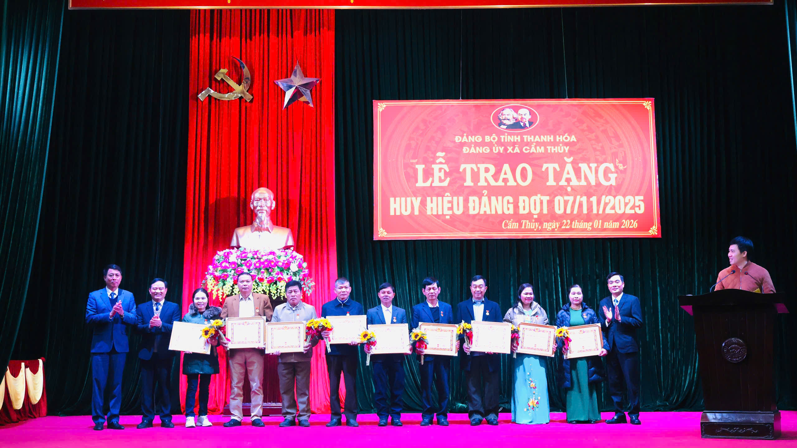 Đảng ủy xã Cẩm Thủy:  Long trọng tổ chức Lễ trao tặng Huy hiệu Đảng  đợt 07/11/2025