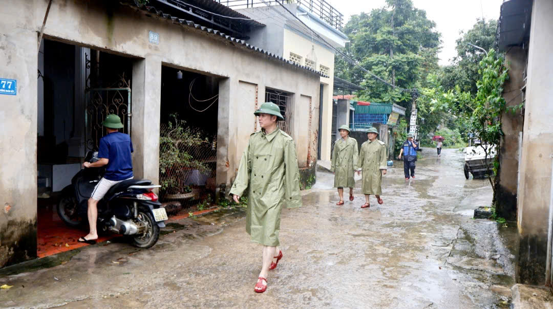 CÁC TỔ CÔNG TÁC CỦA THƯỜNG TRỰC ĐẢNG ỦY ĐI KIỂM TRA, CHỈ ĐẠO CÔNG TÁC PHÒNG CHỐNG MƯA LŨ DO CƠN BÃO SỐ 5 GÂY RA