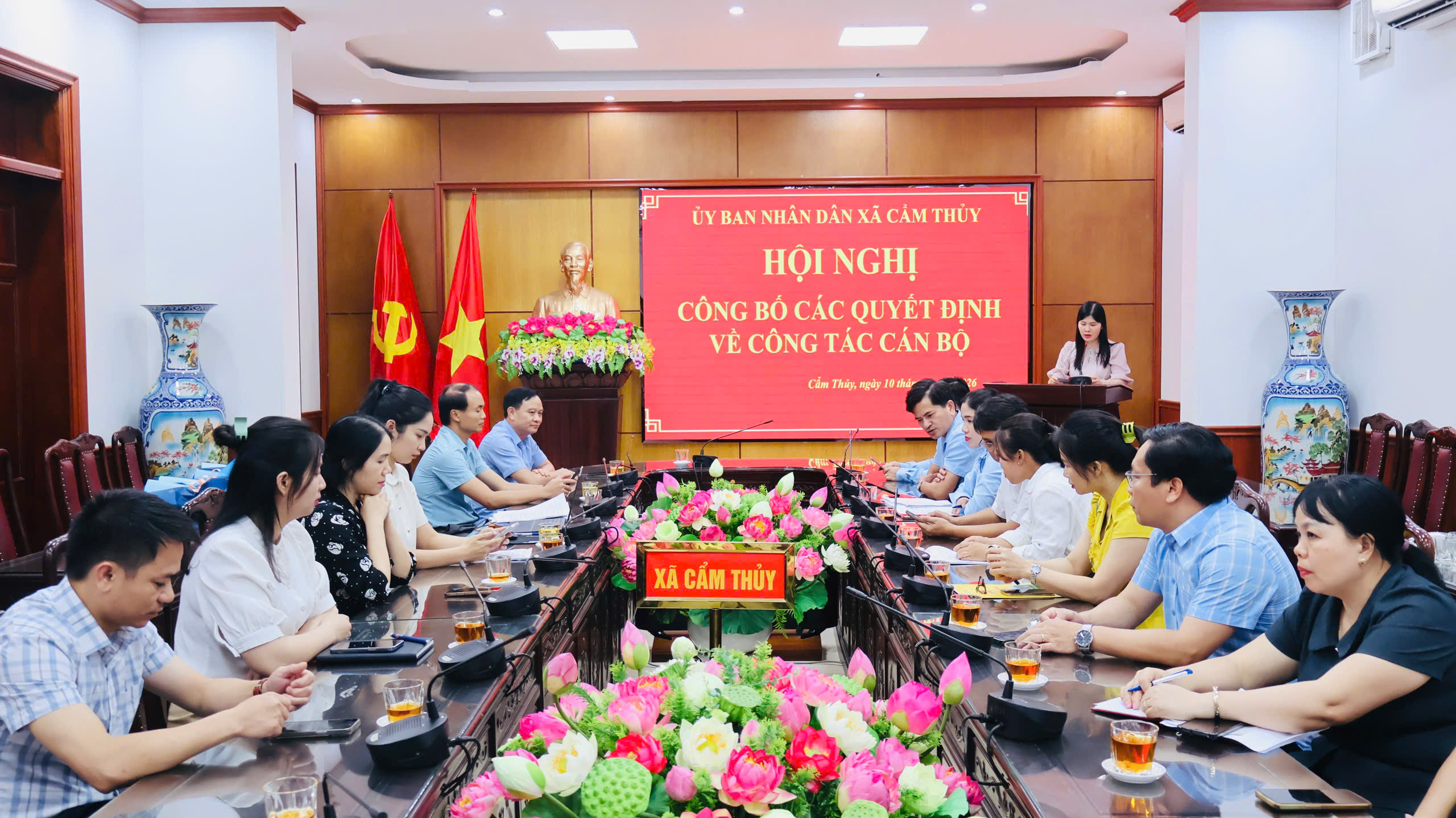 UBND xã Cẩm Thủy công bố các quyết định về công tác cán bộ