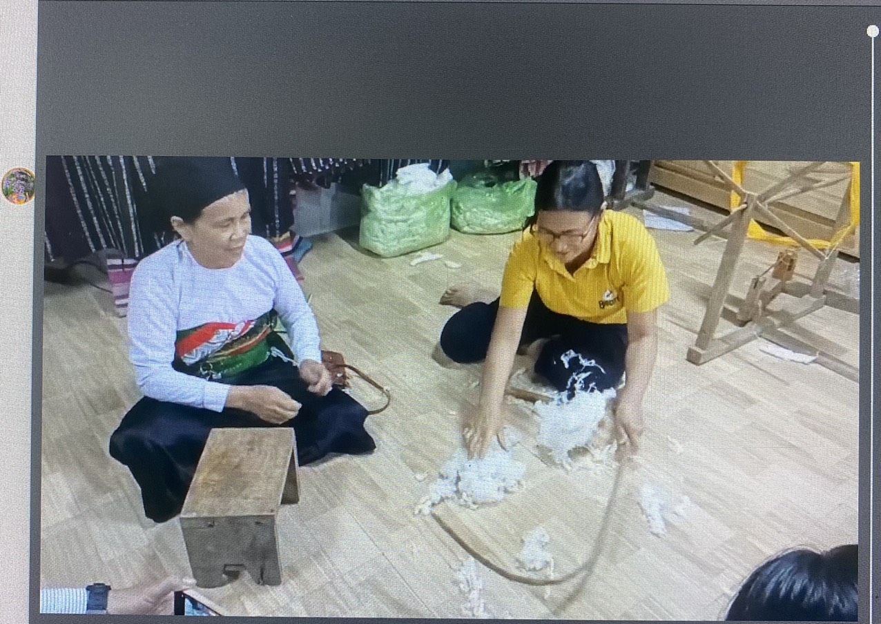 Xã IDAI đến thăm làng nghề dệt thổ cẩm.jpg