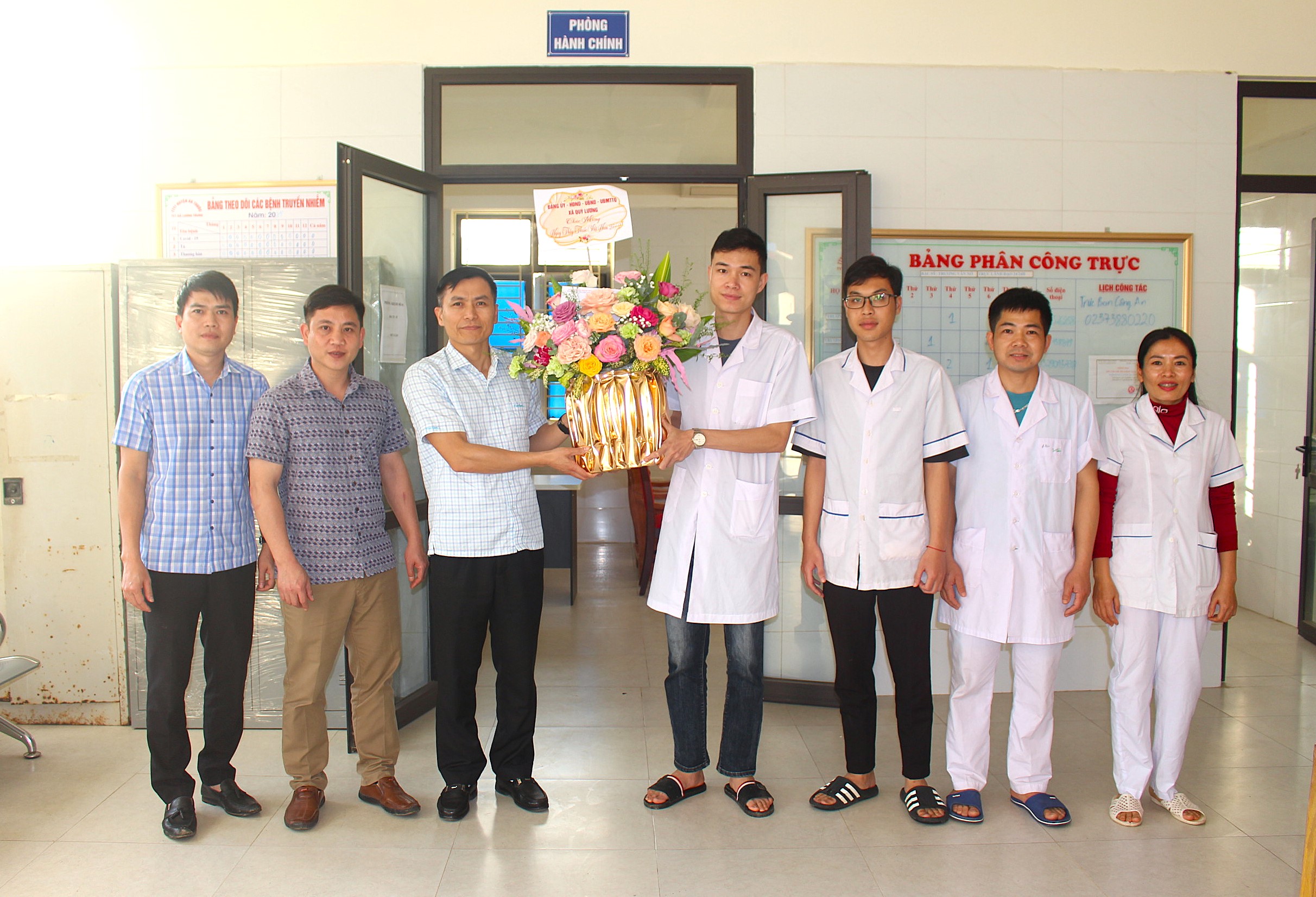 Đồng chí Bí thư Đảng ủy Nguyễn Văn Tâm tặng hoa chúc mừng cán bộ, y, bác sĩ Trạm Y tế Lương Trung nhân kỷ niệm Ngày thầy thuốc Việt Nam