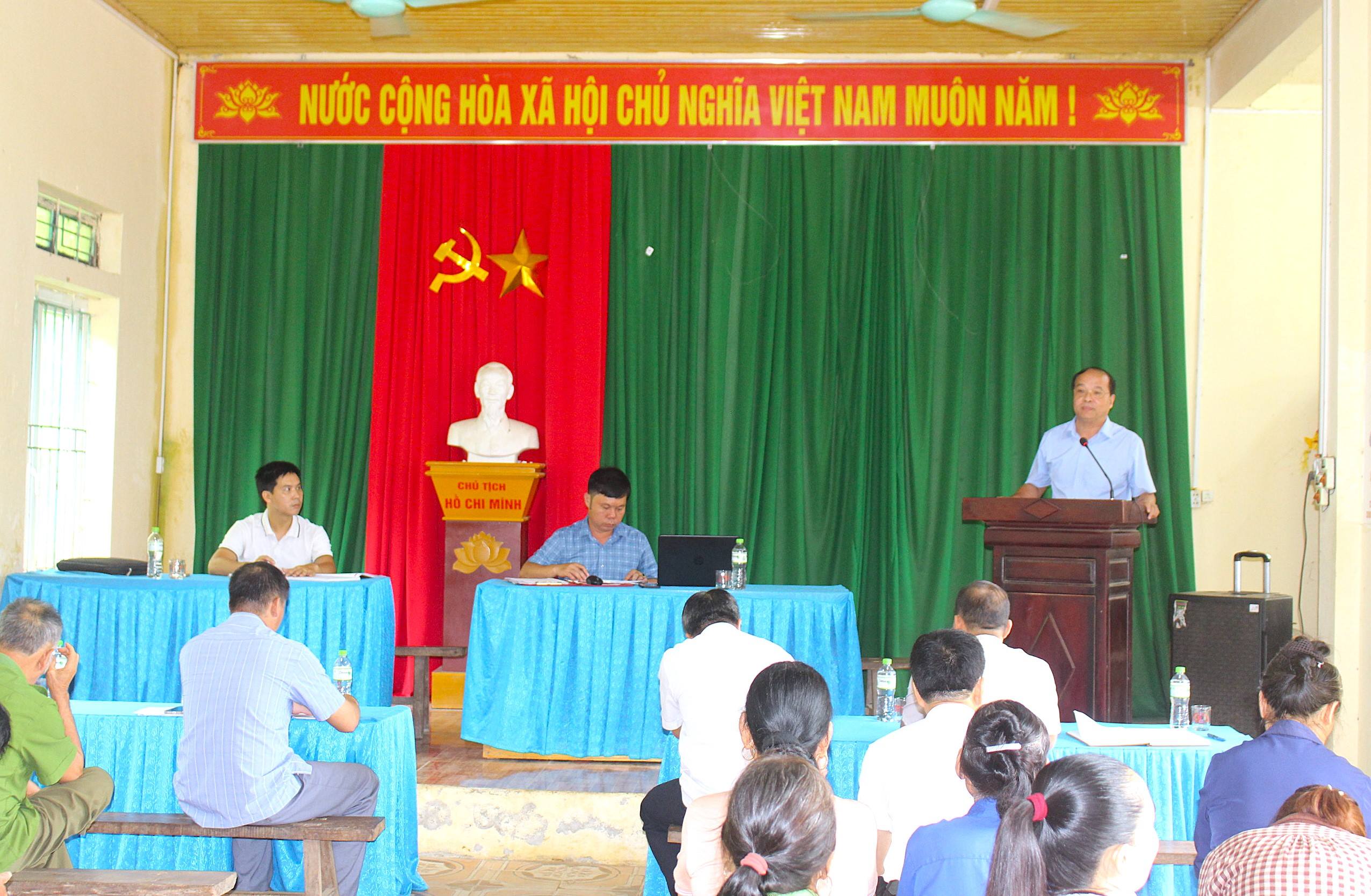 ĐỒNG CHÍ NGUYỄN XUÂN SƠN, CHỦ TỊCH UBND XÃ QUÝ LƯƠNG DỰ SINH HOẠT CHI BỘ TẠI THÔN LƯƠNG NỘI