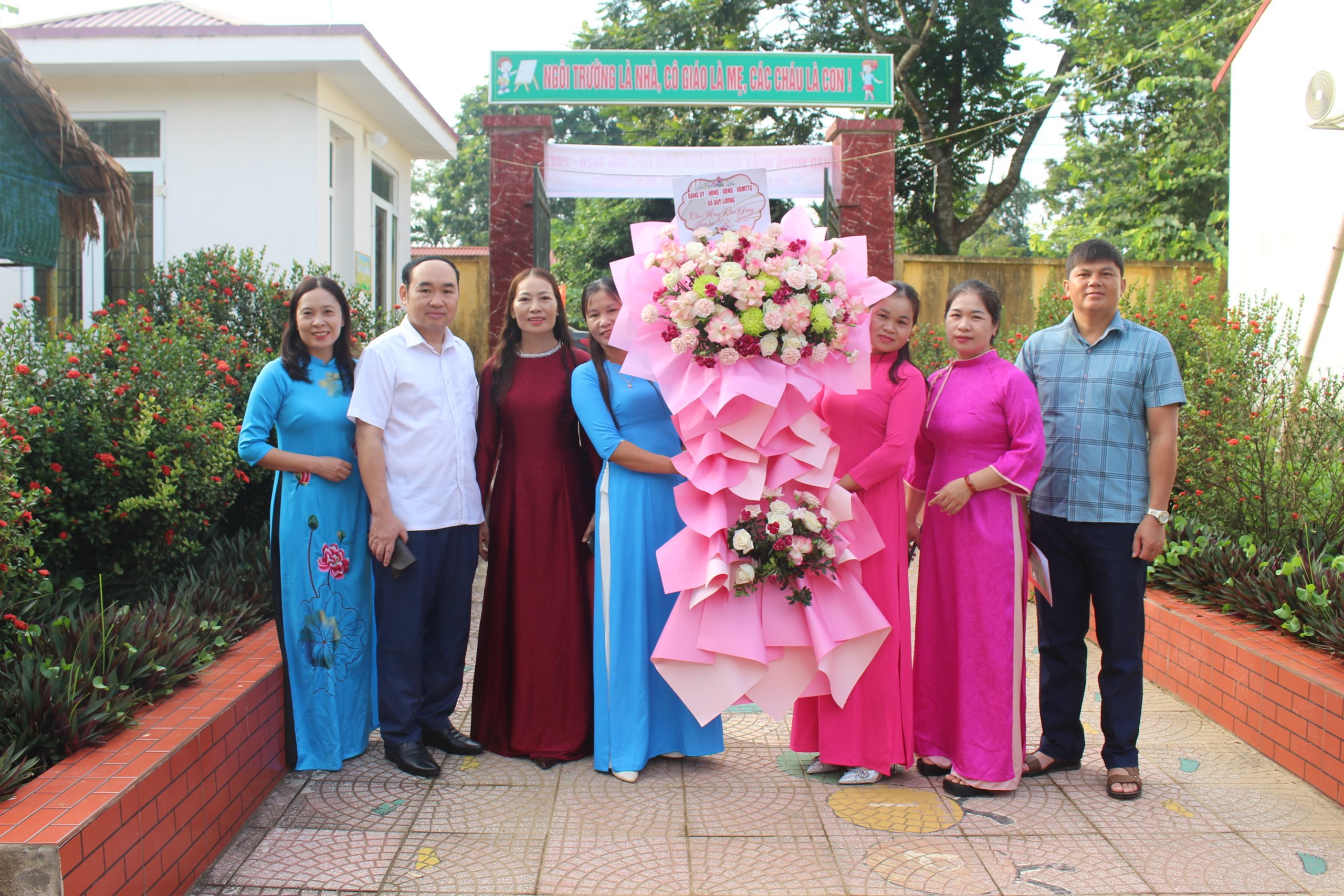 ĐỒNG CHÍ PHÓ BÍ THƯ THƯỜNG TRỰC ĐẢNG ỦY DỰ LỄ KHAI GIẢNG NĂM HỌC TẠI TRƯỜNG MẦM NON QUÝ LƯƠNG