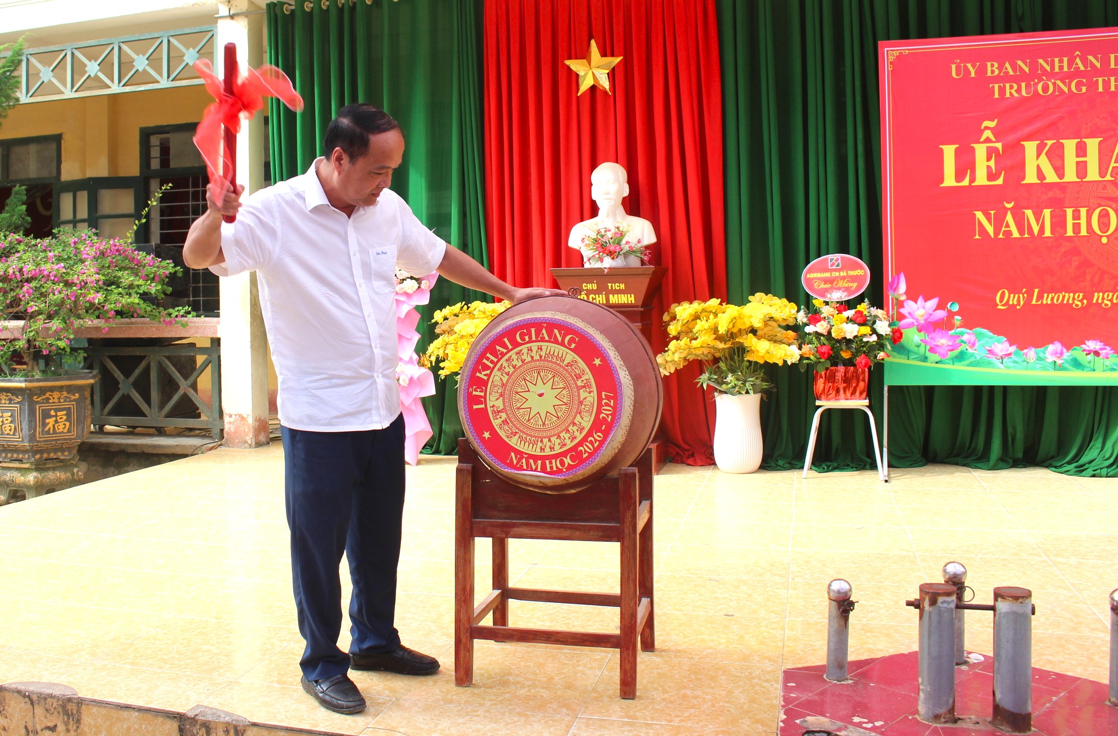 ĐỒNG CHÍ NGUYỄN XUÂN SƠN, CHỦ TỊCH UBND XÃ DỰ LỄ KHAI GIẢNG NĂM HỌC 2026 - 2027 TẠI TRƯỜNG THCS QUÝ LƯƠNG