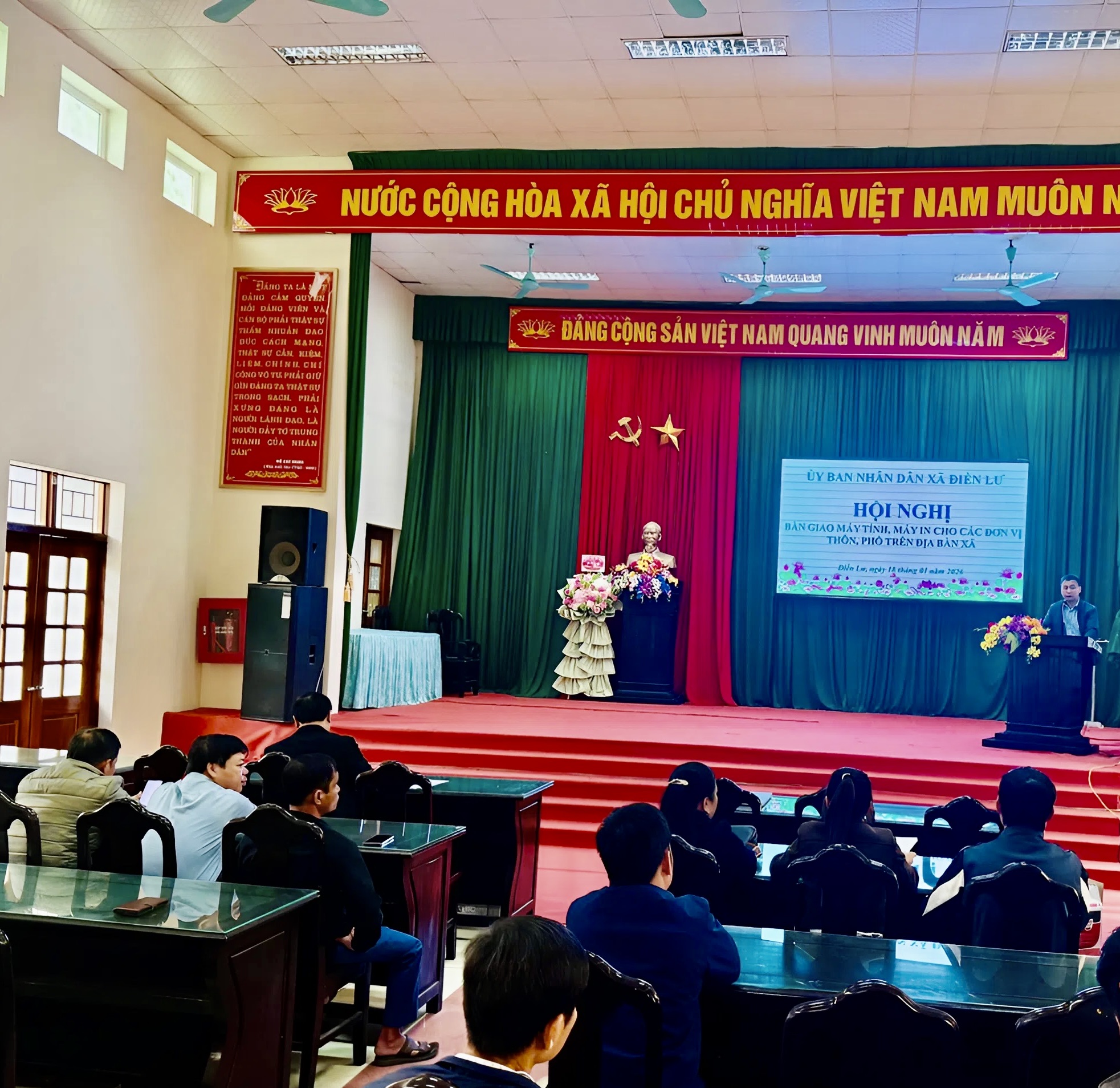 Xã Điền Lư bàn giao thiết bị máy tính, máy in cho các thôn, phố trên địa bàn xã