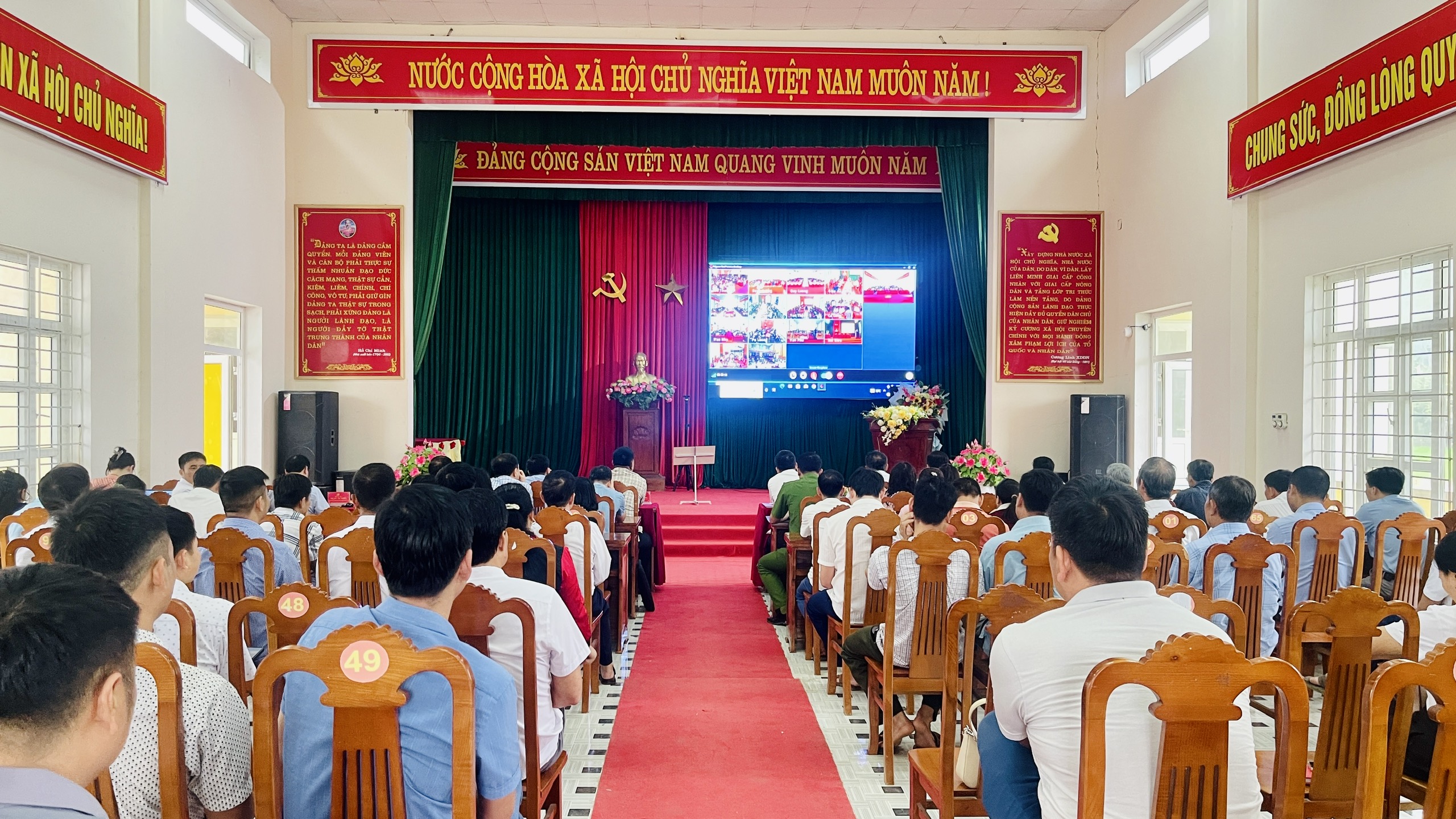 Ứng cử viên đại biểu Quốc hội khóa XVI tiếp xúc cử tri đơn vị bầu cử số 6