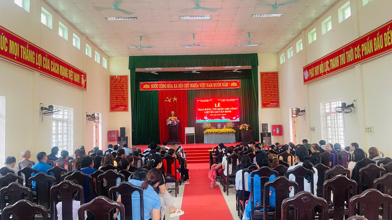 BAN CHỈ HUY BỘ ĐỘI BIÊN PHÒNG TỈNH THANH HÓA TRAO BẰNG " TỔ QUỐC GHI CÔNG" CHO LIỆT SỸ CAO VĂN MINH