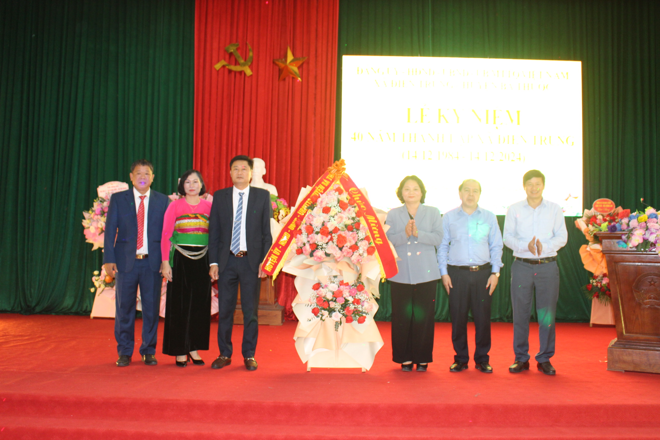 Các đồng chí lãnh đạo huyện tặng hoa chúc mừng.JPG