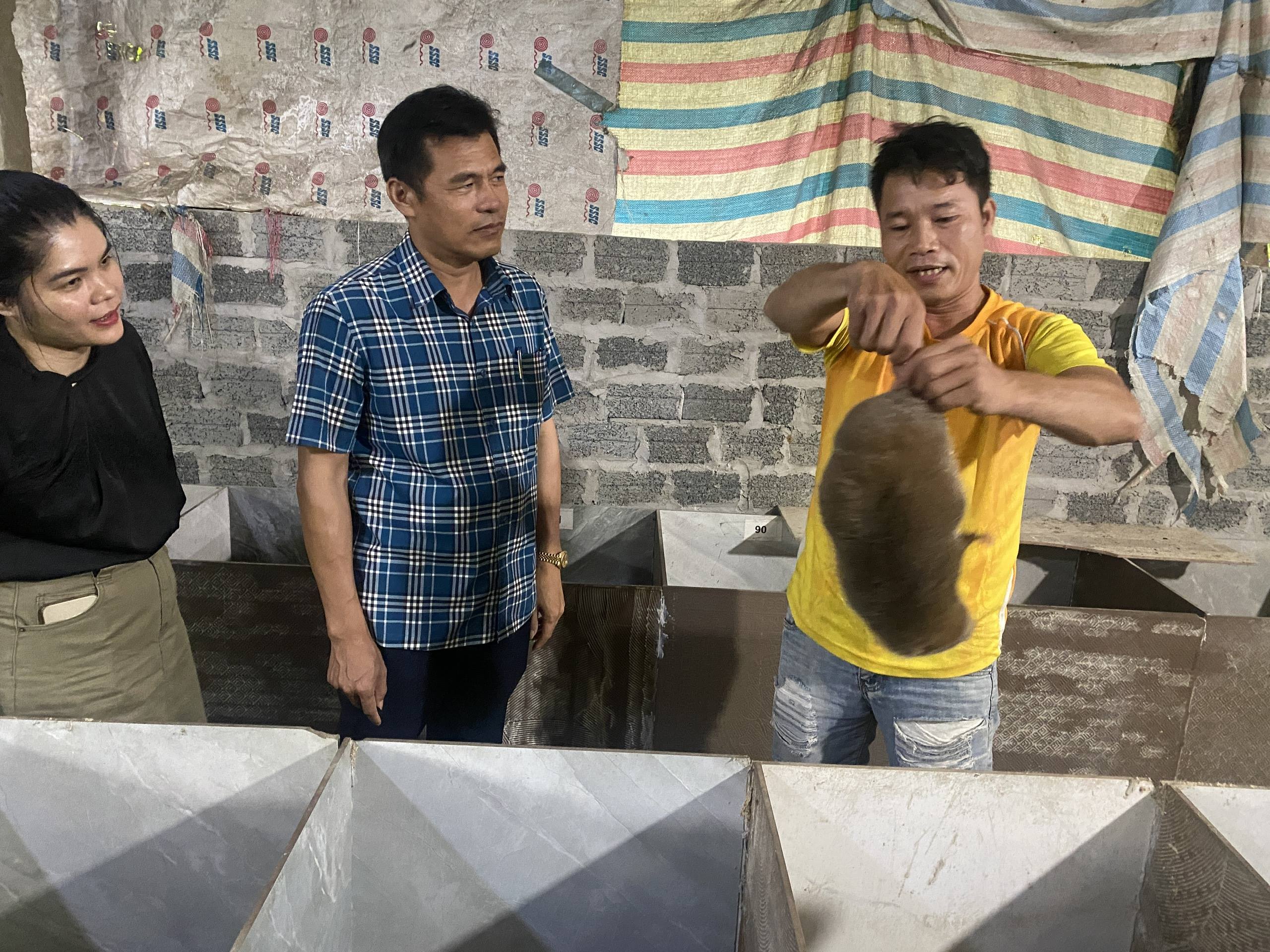 Bí thư Đảng ủy xã Điền Quang kiểm tra mô hình nuôi dúi tại thôn Thượng Tiến