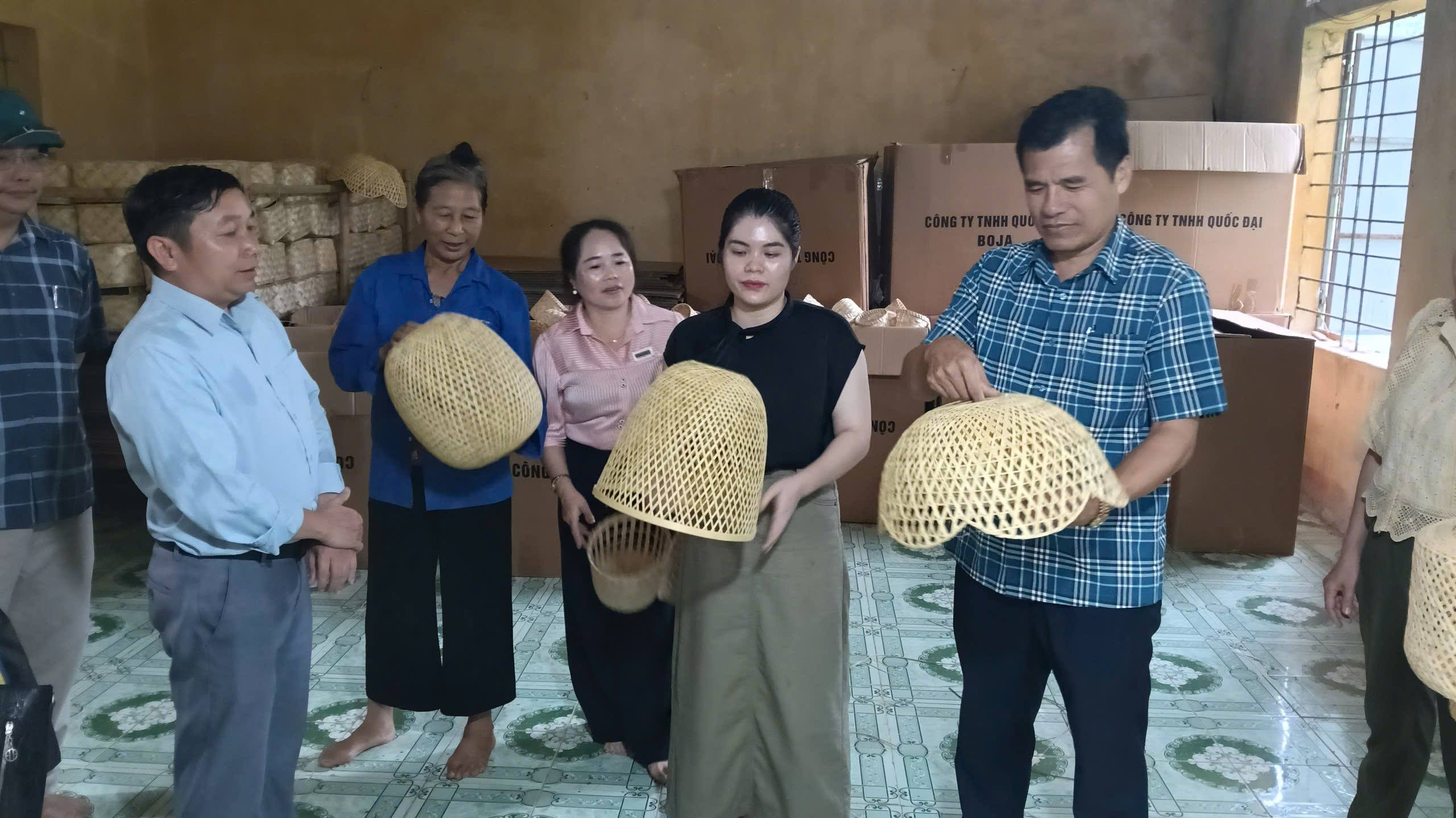 Bí thư Đảng ủy xã Điền Quang kiểm tra hoạt động sản xuất mây tre đan và mô hình nuôi dúi tại thôn Thượng Tiến
