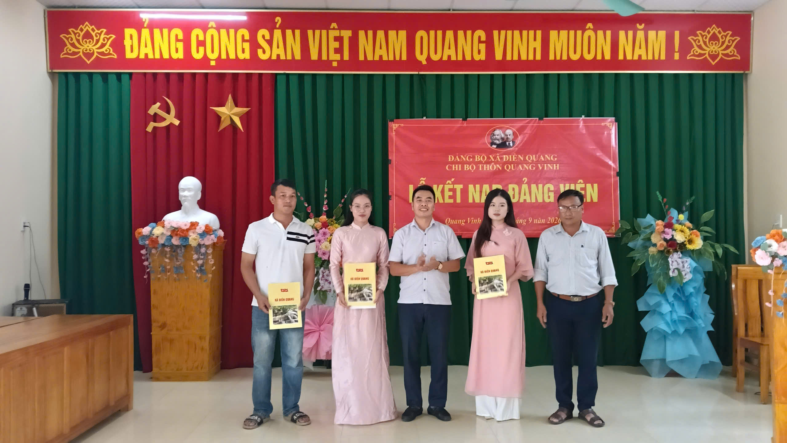 Phó Bí thư Thường trực Đảng ủy Lê Hùng Cường dự Lễ kết nạp đảng viên mới tại Chi bộ Quang Vinh