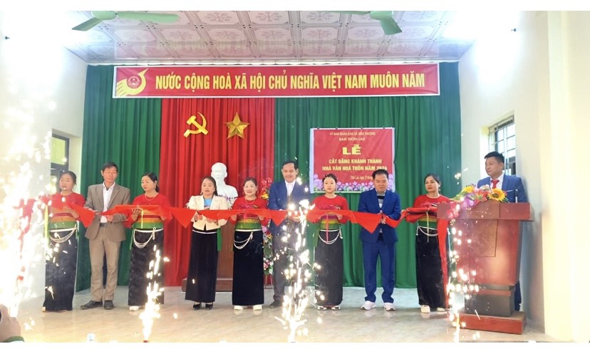 cắt khánh thành thôn Lau.jpg