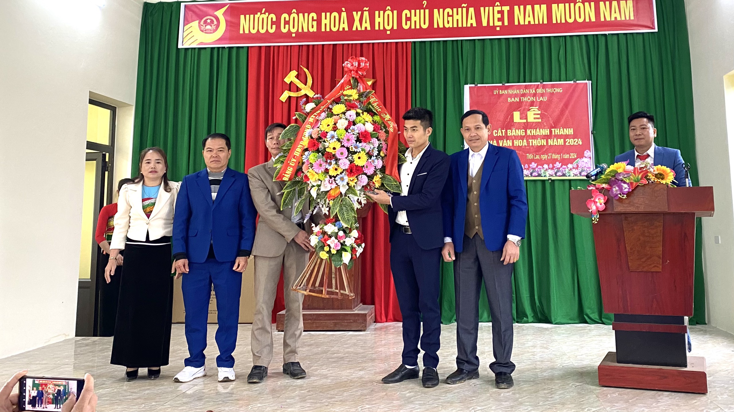 cắt khánh thành thôn Lau 1.jpg