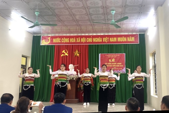 Thôn lau văn nghệ.jpg