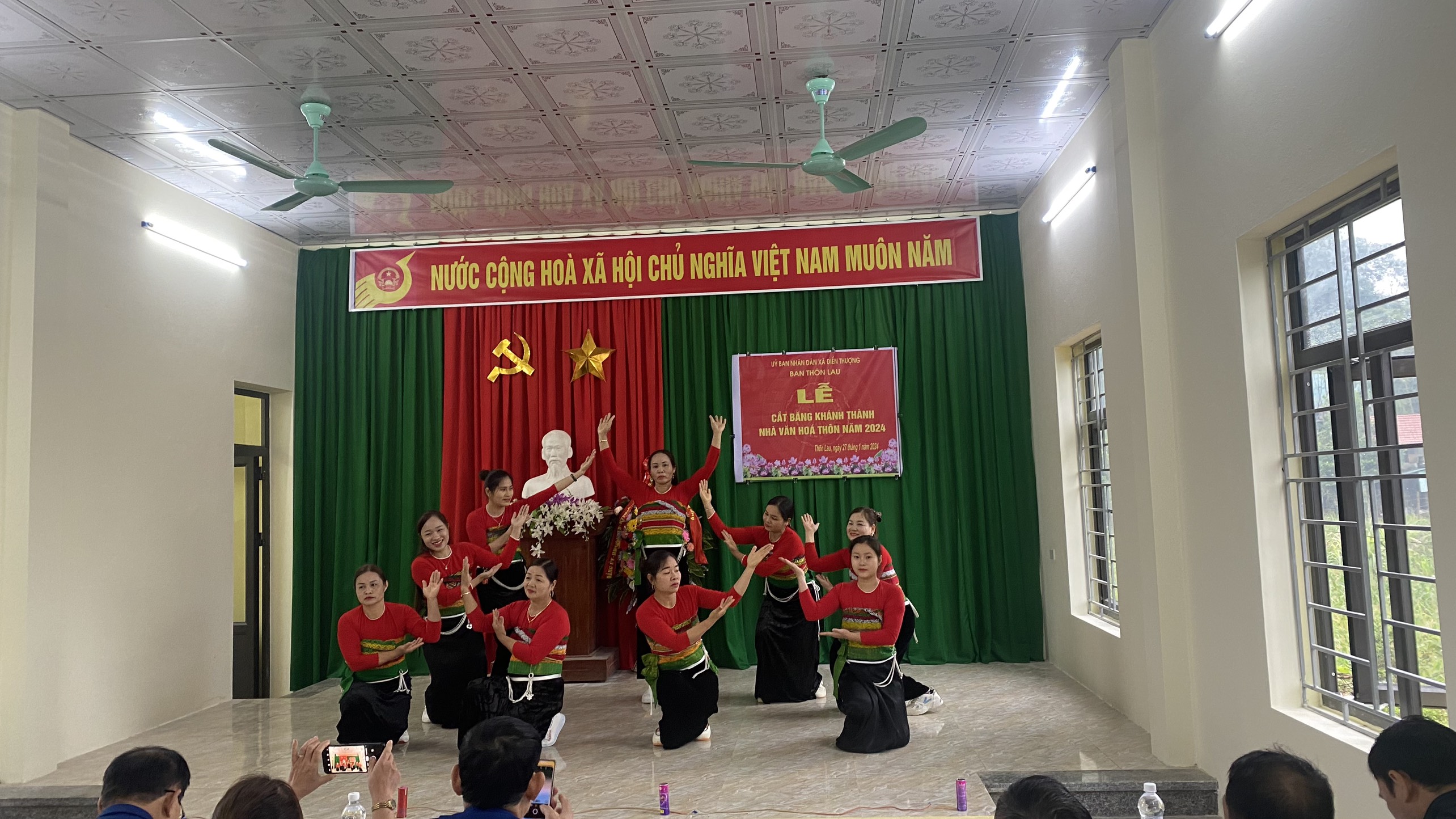 Thôn lau văn nghệ 2.jpg