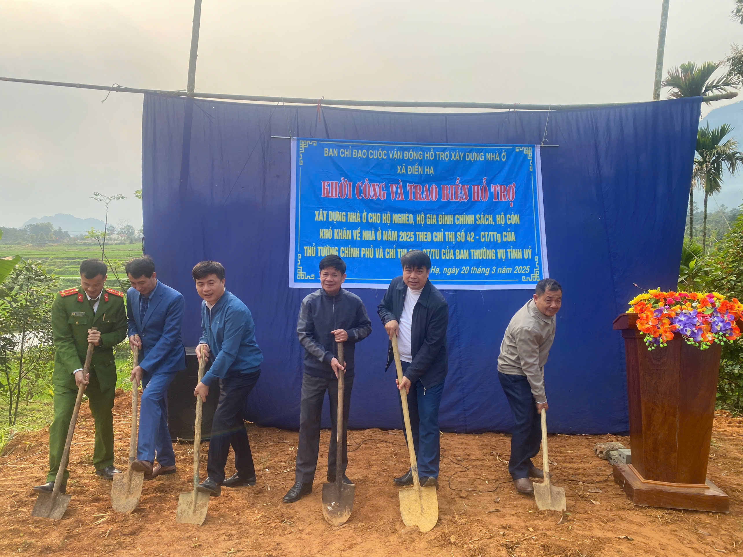 Ban chỉ đạo cuộc vận động hỗ trợ xây dựng nhà ở xã Điền Hạ tổ chức lễ khởi công và trao biển hỗ trợ cho hộ gia đình