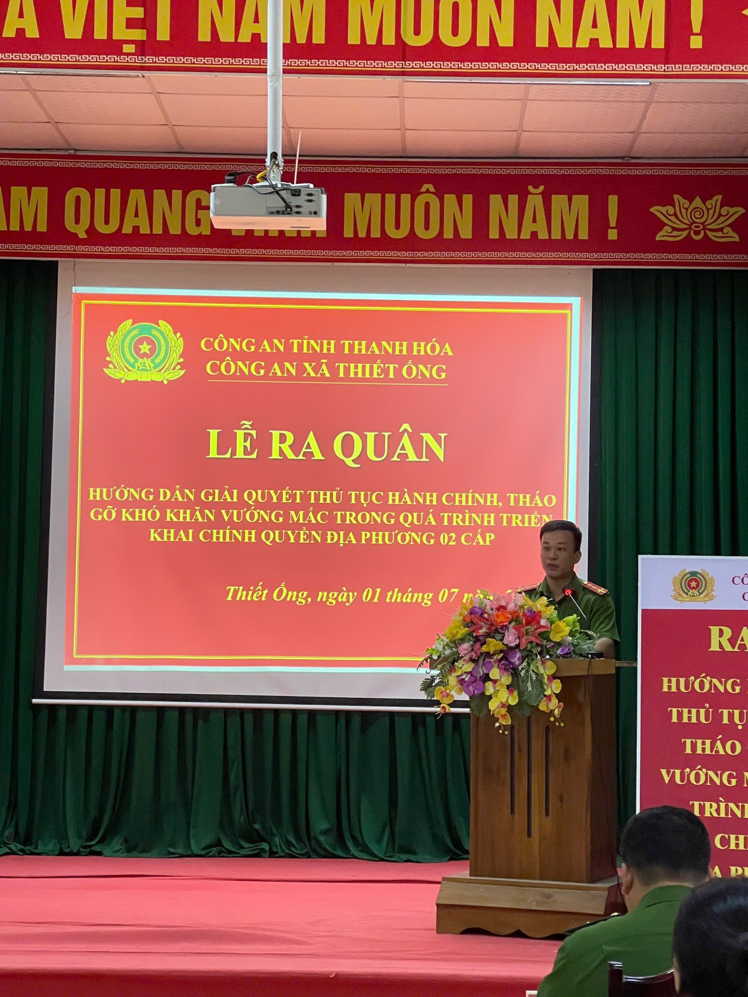 Công an xã Thiết Ống ra quân hướng dẫn thủ tục hành chính, tháo gỡ những khó khăn vướng mắc trong quá trình triển khải chính quyền địa phương 2 cấp
