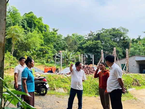 Lãnh đạo xã Thiết Ống kiểm tra tình hình thực hiện xóa nhà tạm, nhà dột nát tại thôn Thiết Giang