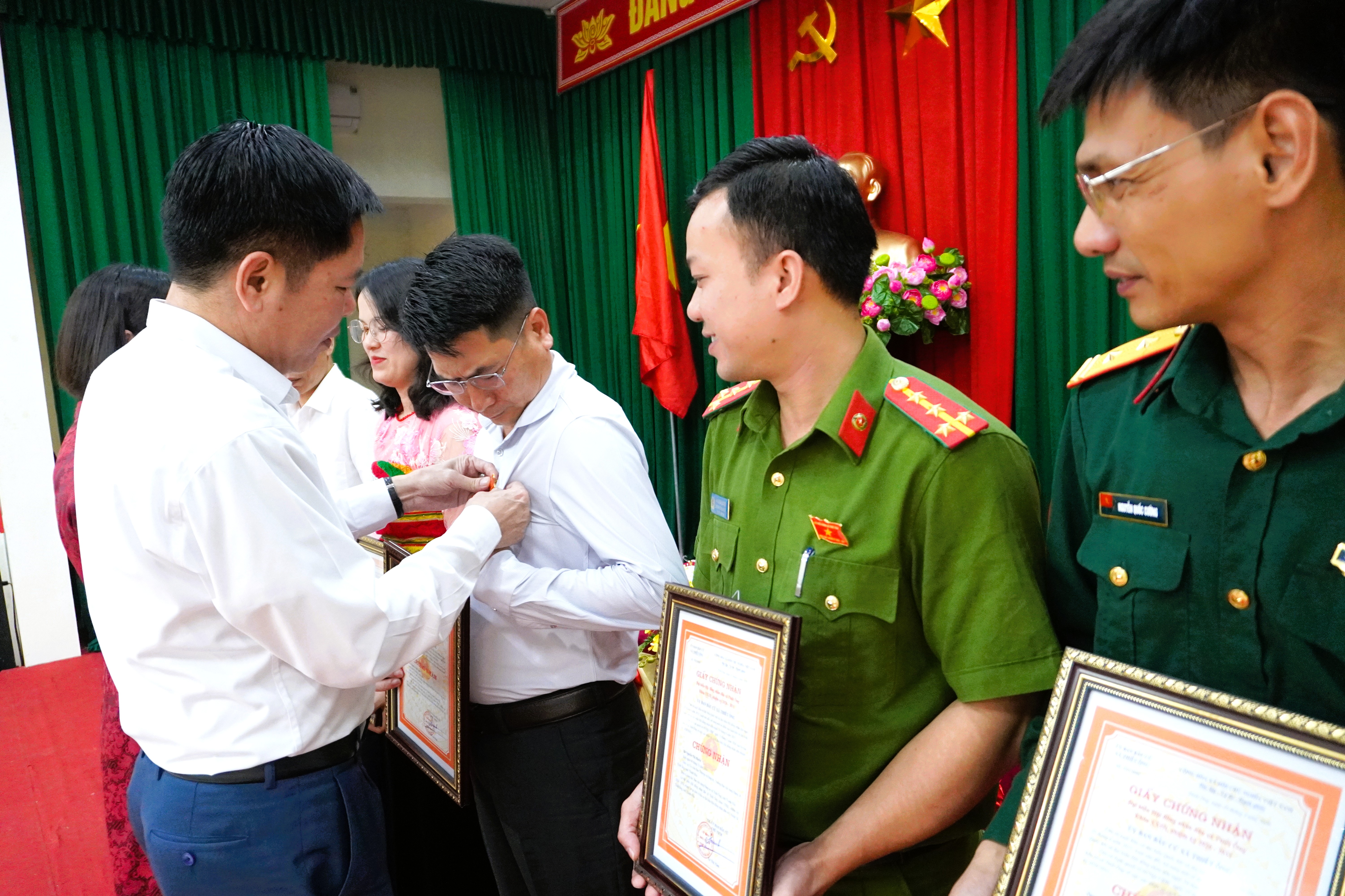Anh-tin-bai