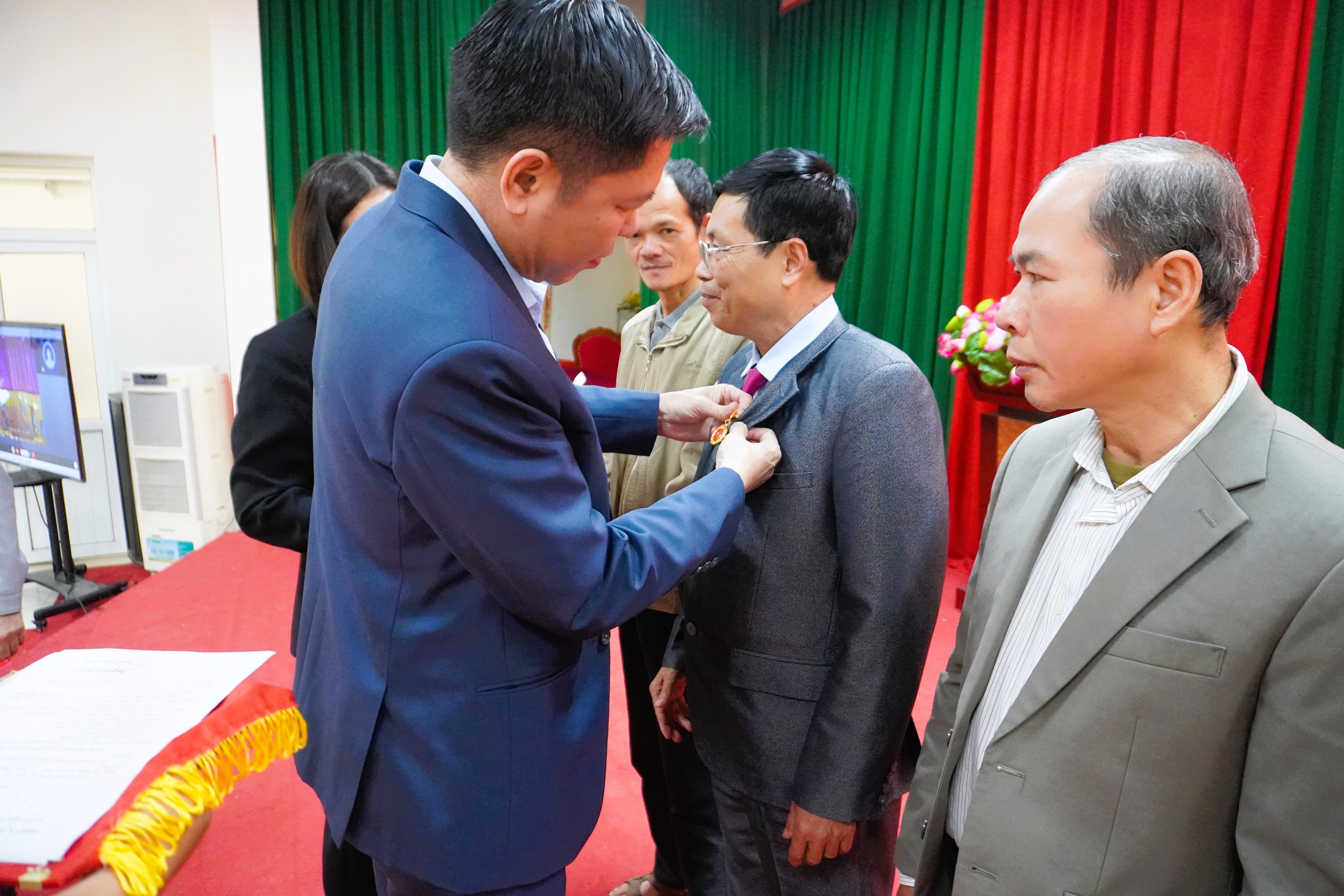 Đảng ủy xã Thiết Ống: Long trọng tổ chức Lễ trao tặng, truy tặng Huy hiệu Đảng đợt 07/11/2025