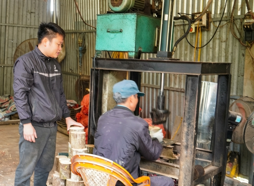 Anh Bùi Văn Thắng cán bộ cơ sở trẻ điển hình trong phát triển kinh tế ở xã Thiết Ống