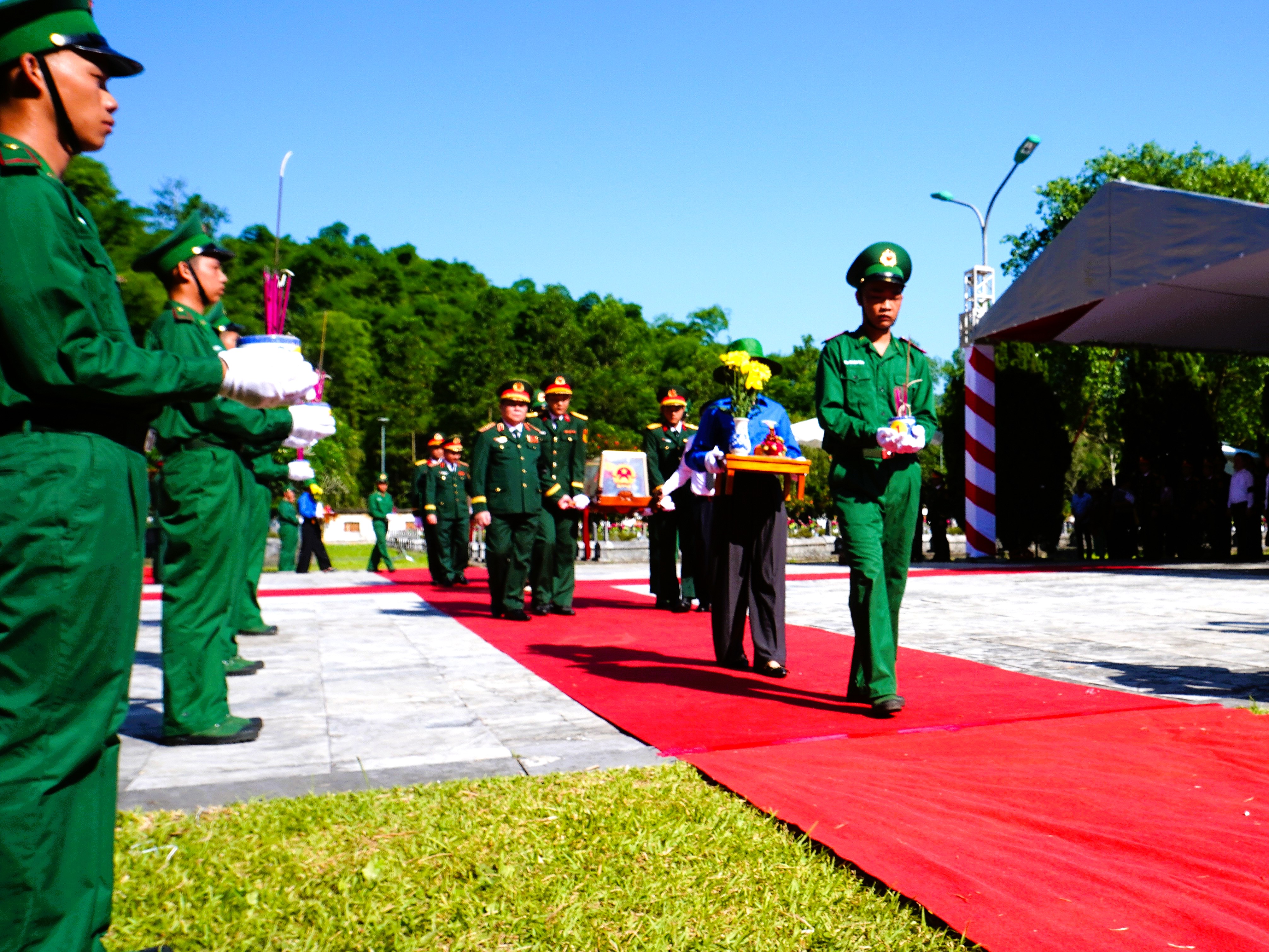 Lễ truy điệu và an táng hài cốt liệt sĩ quân tình nguyện và chuyên gia Việt Nam hy sinh tại Lào về an nghỉ tại Nghĩa trang Liệt sĩ Quốc tế Đồng Tâm