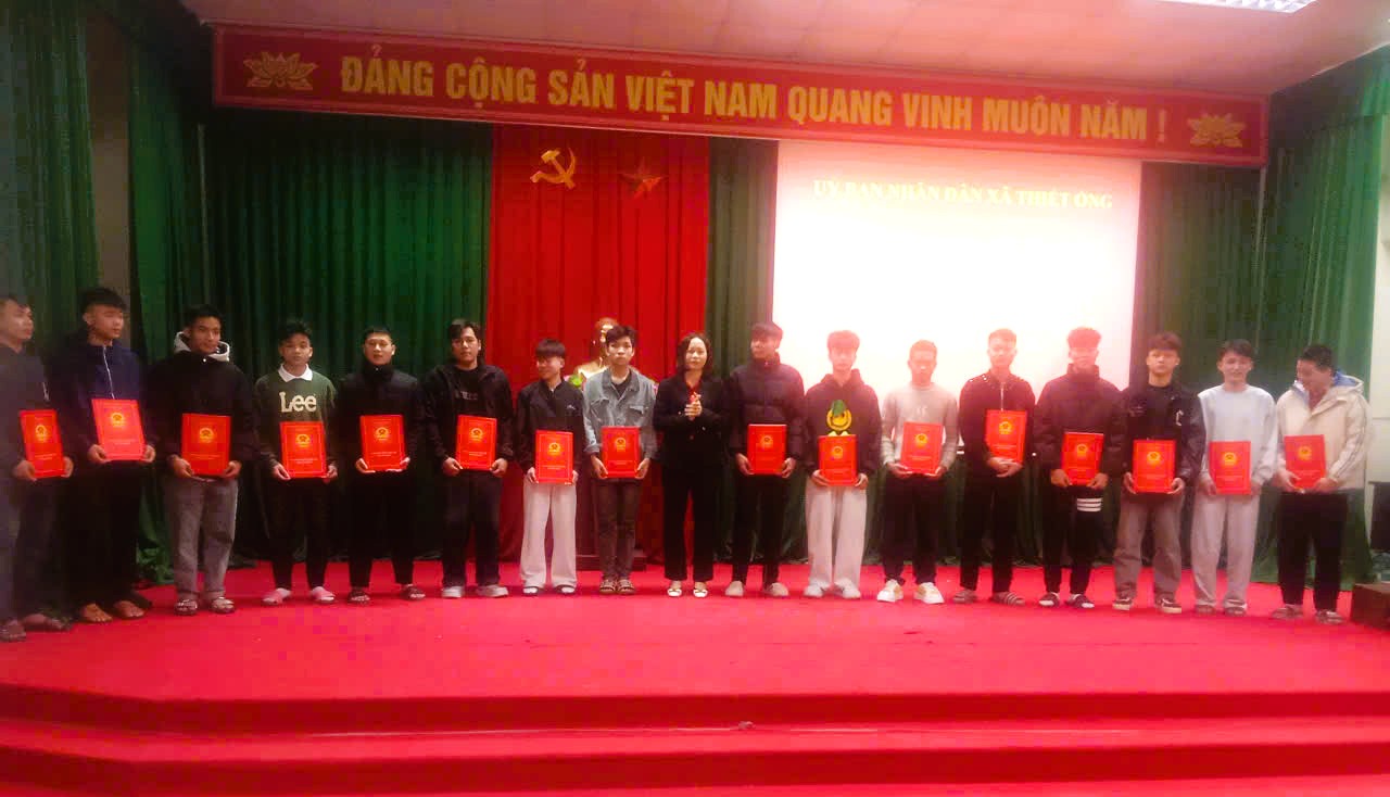 Xã Thiết Ống tổ chức hội nghị trao quyết định gọi công dân nhập ngũ năm 2026
