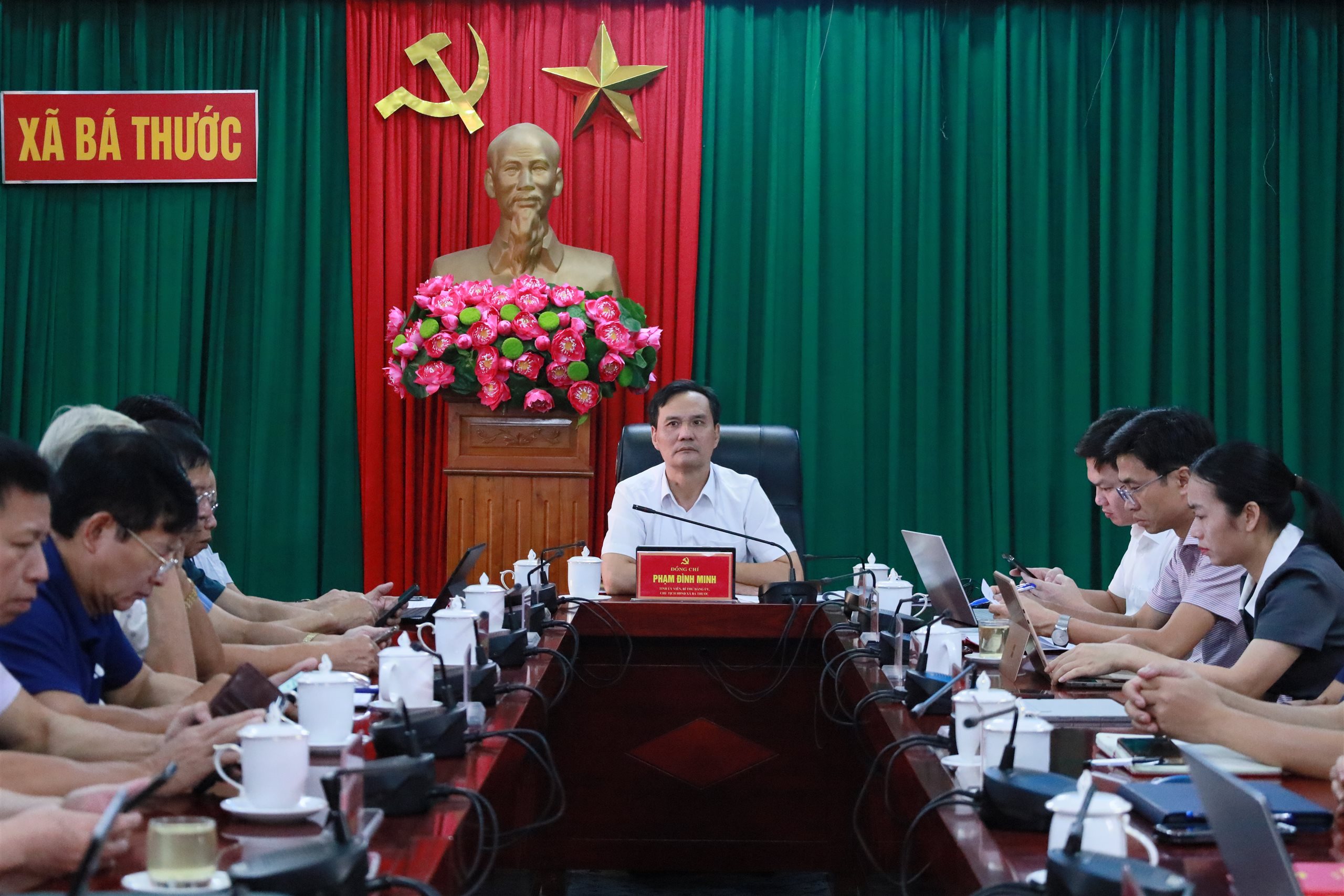 Cán bộ, đảng viên xã Bá Thước nghiên cứu, học tập các nghị quyết, chỉ thị của Bộ Chính trị