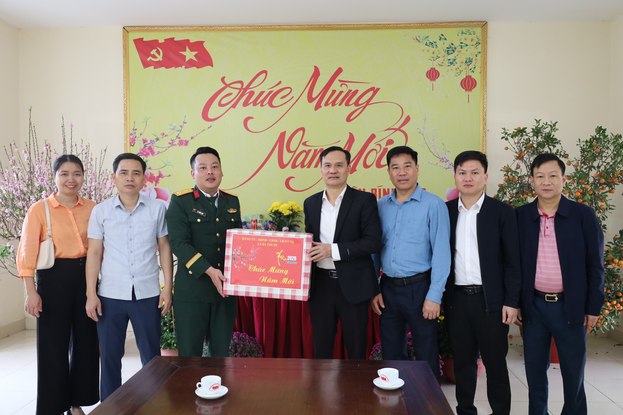 Các đồng chí lãnh đạo xã Bá Thước thăm hỏi và tặng quà Tết Nguyên đán Bính Ngọ năm 2026 tại Ban Chỉ huy Quân sự, Công an xã và Bệnh viện Đa khoa Bá Thước