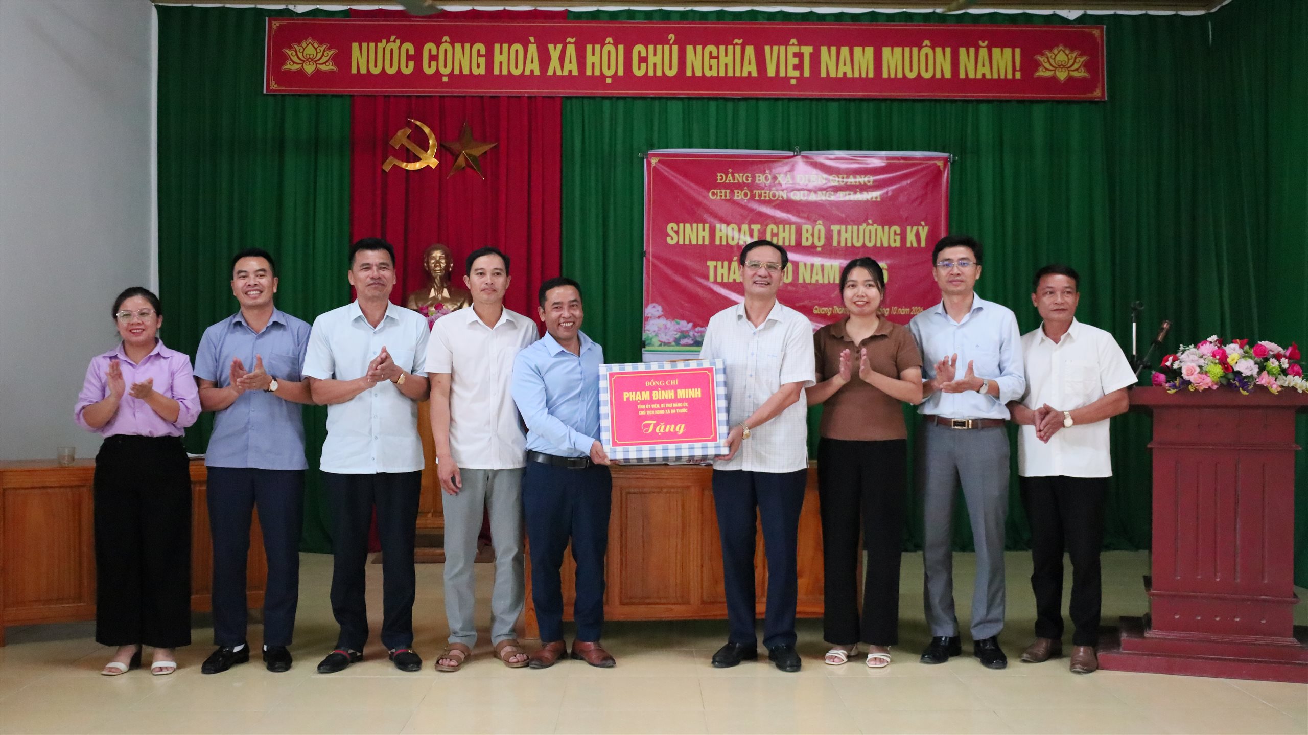 Đồng chí Phạm Đình Minh,Tỉnh ủy viên, Bí thư Đảng ủy xã Bá Thước dự sinh hoạt chi bộ thôn Quang Thành, xã Điền Quang.