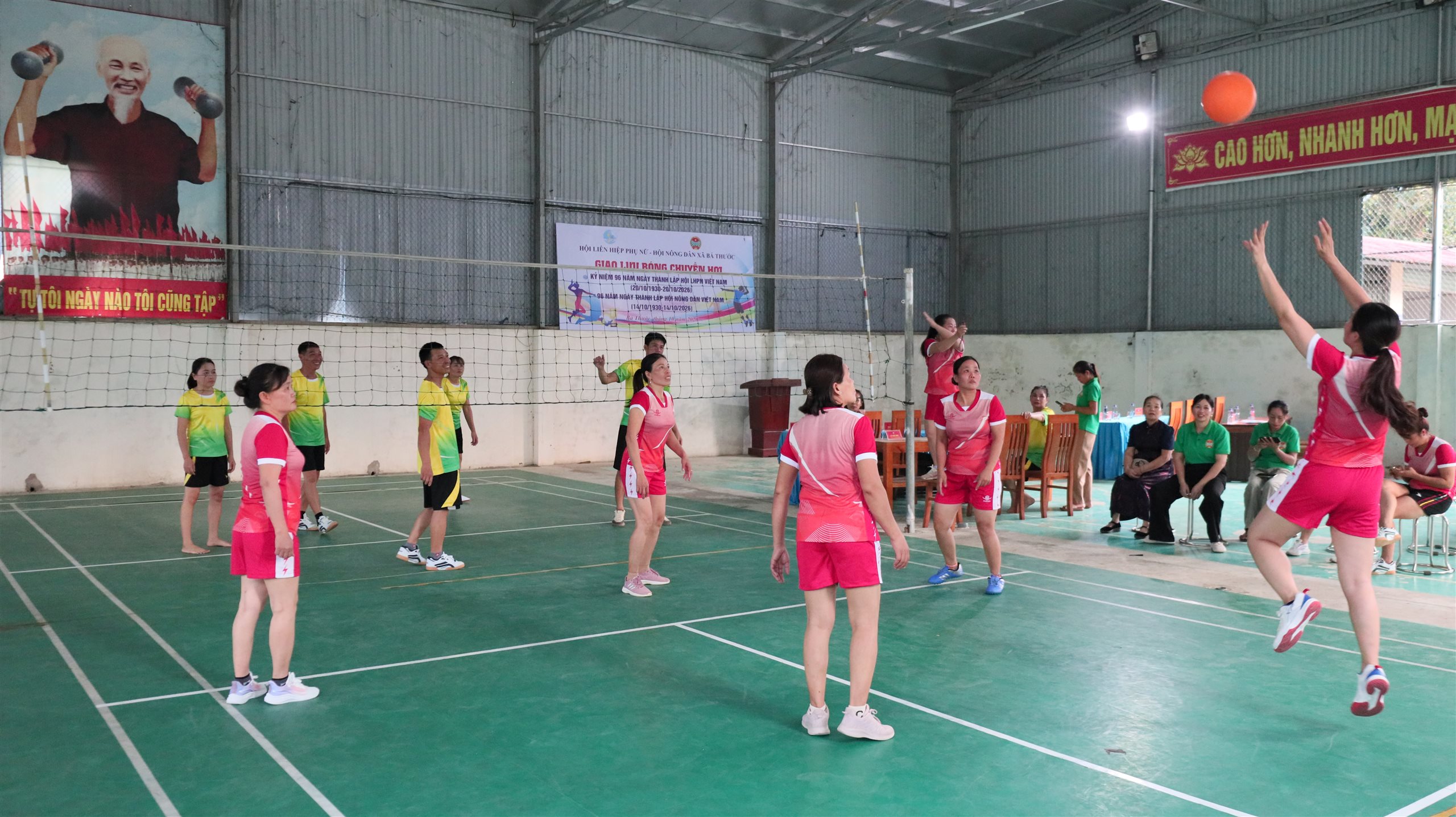 Hội Liên hiệp phụ nữ và Hội Nông dân xã Bá Thước giao lưu bóng chuyền hơi.