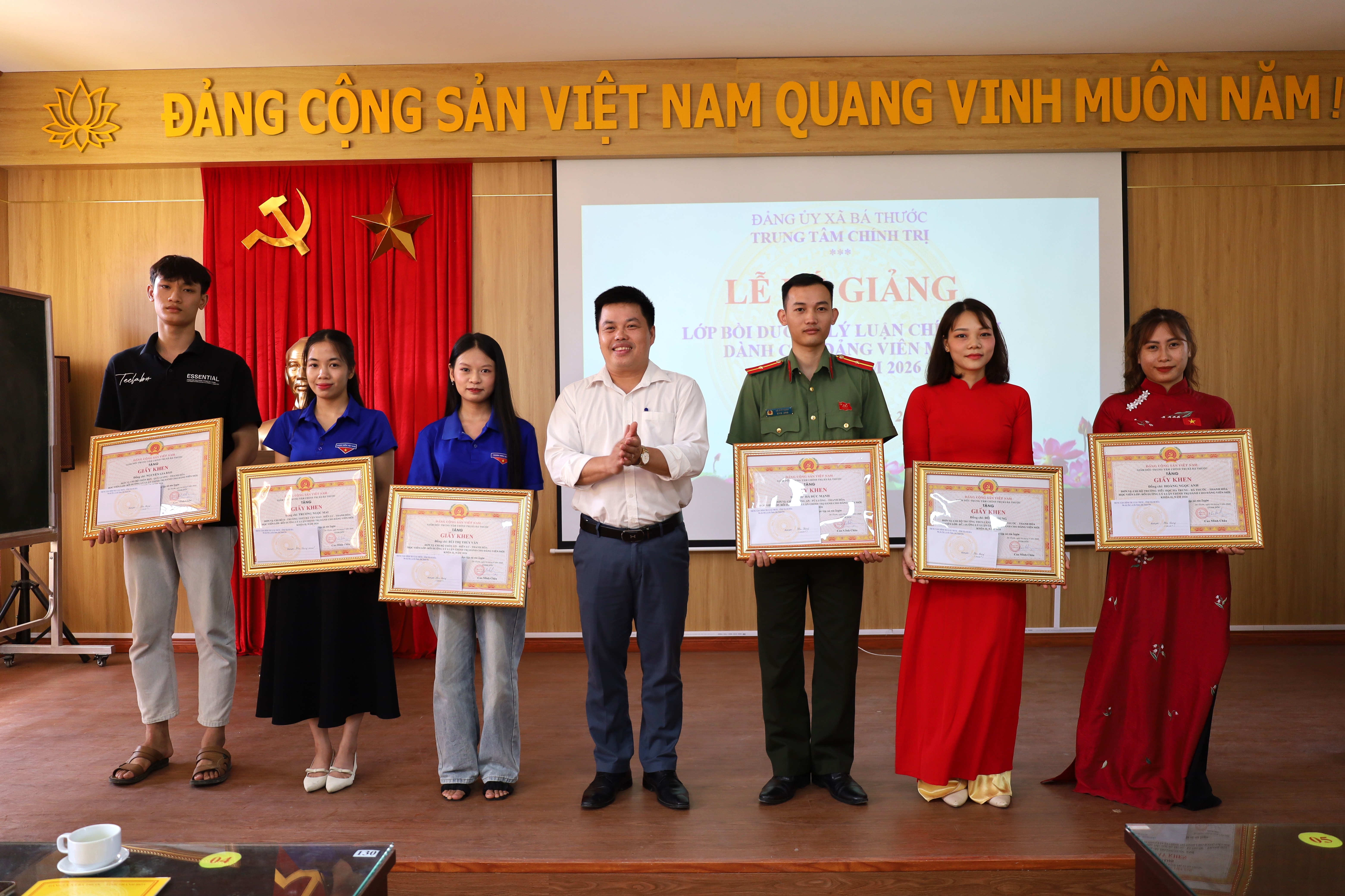 Anh-tin-bai