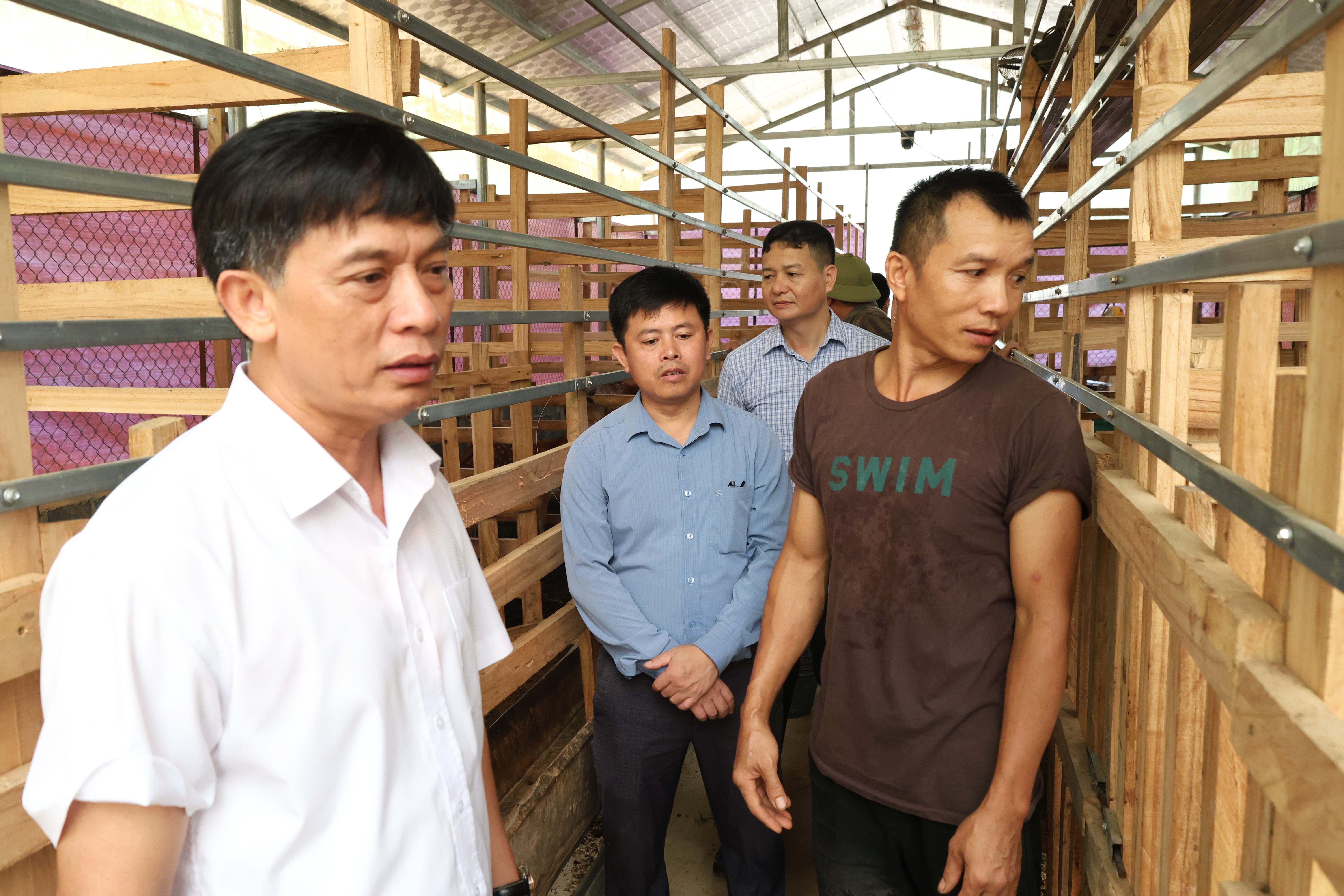 Đồng chí Bí thư Đảng ủy Hà Xuân Thành thăm, kiểm tra các mô hình kinh tế trên địa bàn