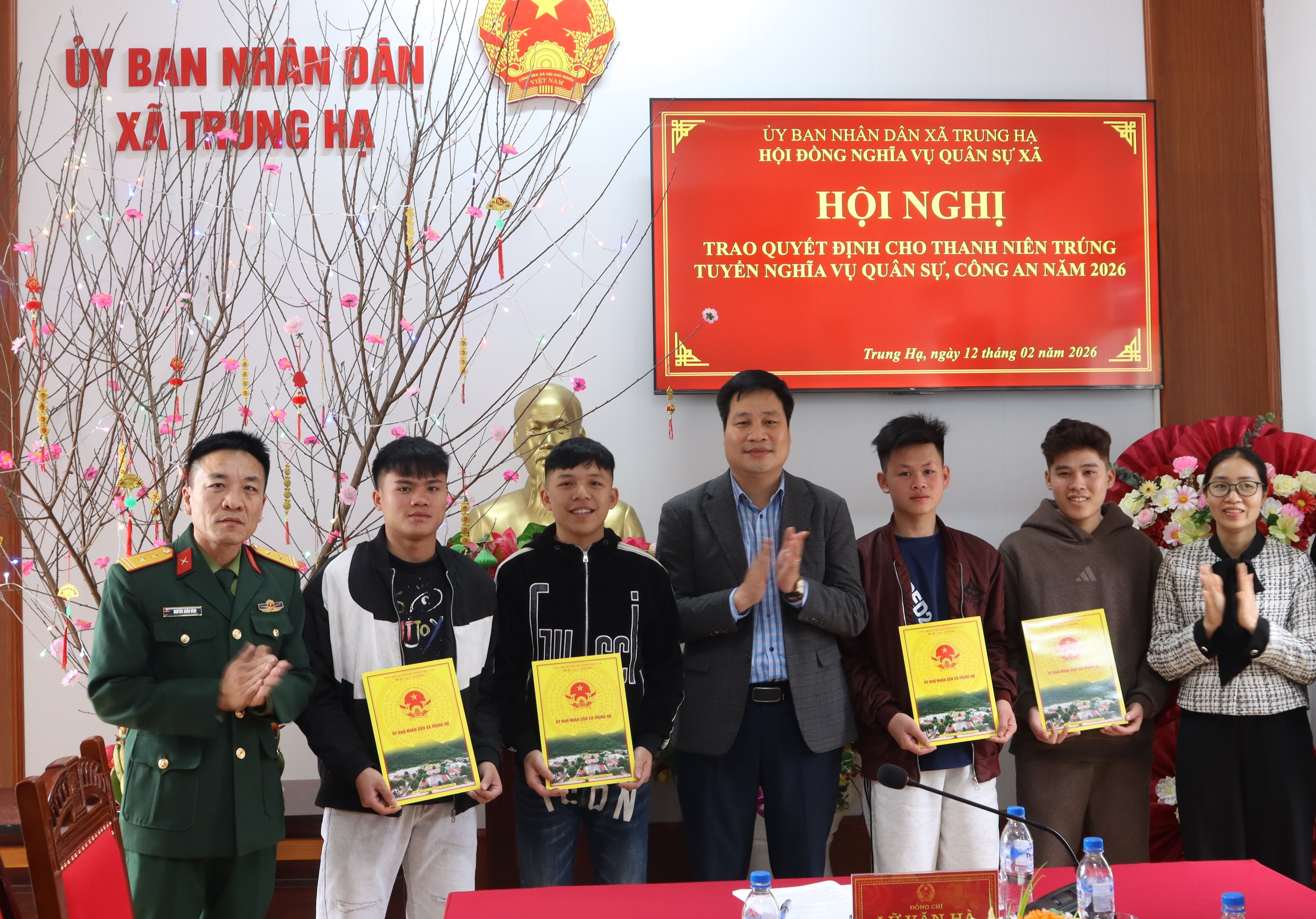 Xã Trung Hạ trao quyết định cho thanh niên trúng tuyển nghĩa vụ quân sự, công an năm 2026