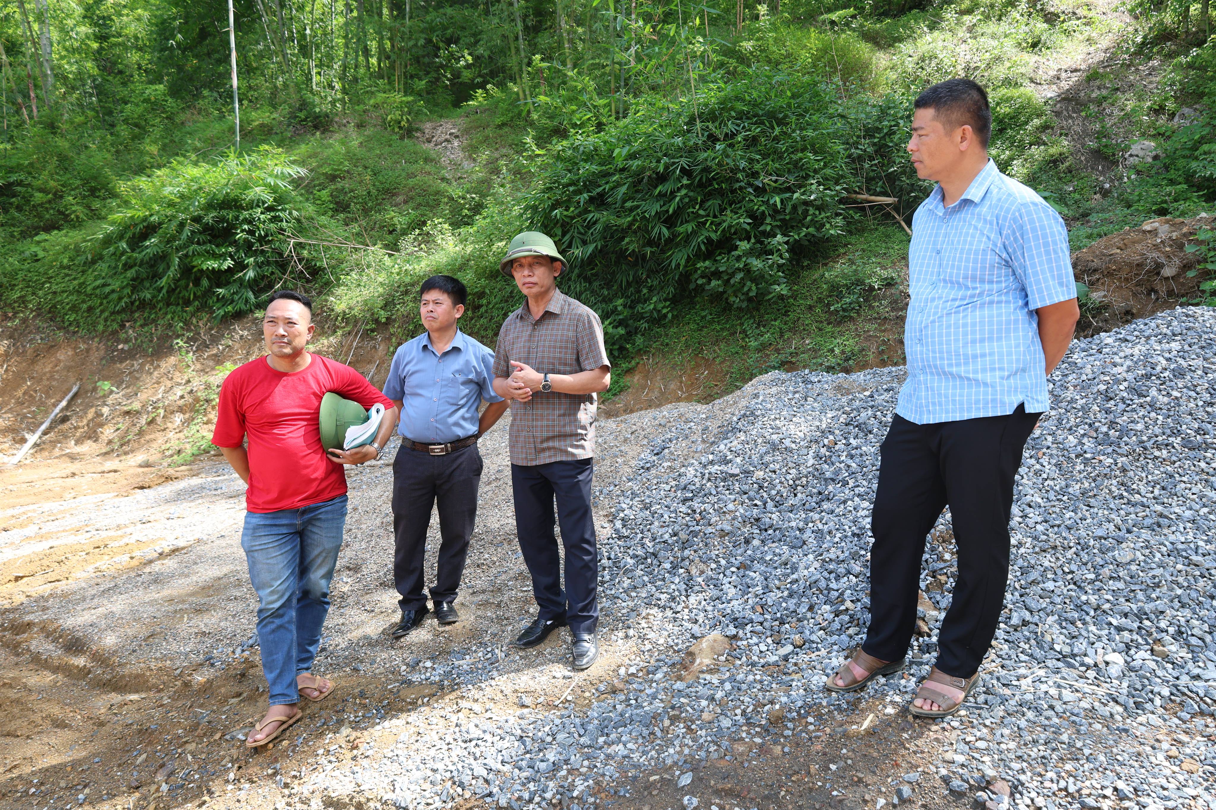 BÍ THƯ ĐẢNG ỦY HÀ XUÂN THÀNH KIỂM TRA CÁC CÔNG TRÌNH XÂY DỰNG TRÊN ĐỊA BÀN XÃ VÀ CÔNG TÁC CHUẨN BỊ PHÒNG, CHỐNG THIÊN TAI