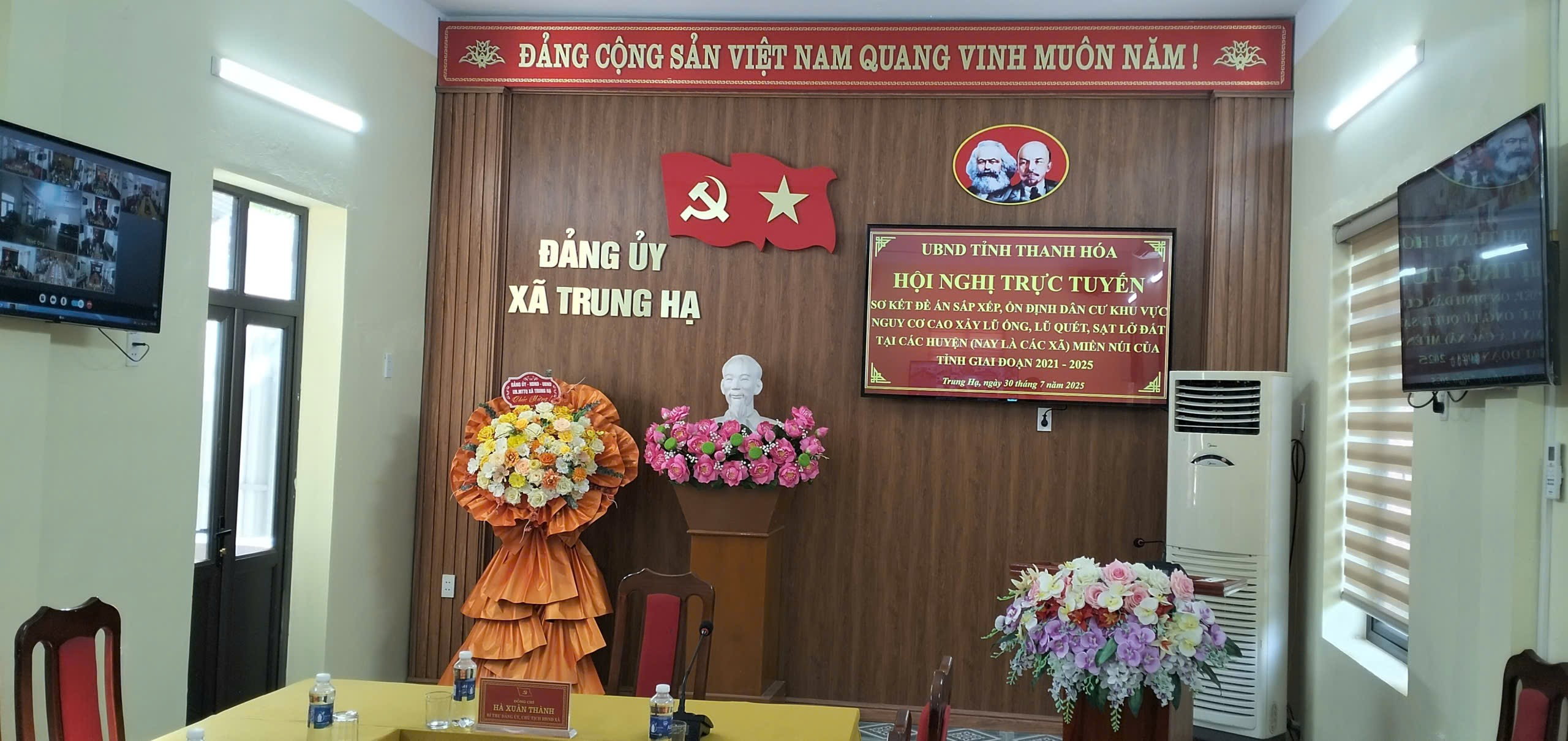 HỘI NGHỊ TRỰC TUYẾN SƠ KẾT ĐỀ ÁN SẮP XẾP ỔN ĐỊNH DÂN CƯ KHU VỰC NGUY CƠ CAO LŨ ỐNG, LŨ QUÉT, SẠT LỞ ĐẤT TẠI CÁC XÃ CỦA TỈNH GIAI ĐOẠN 2021 - 2025.