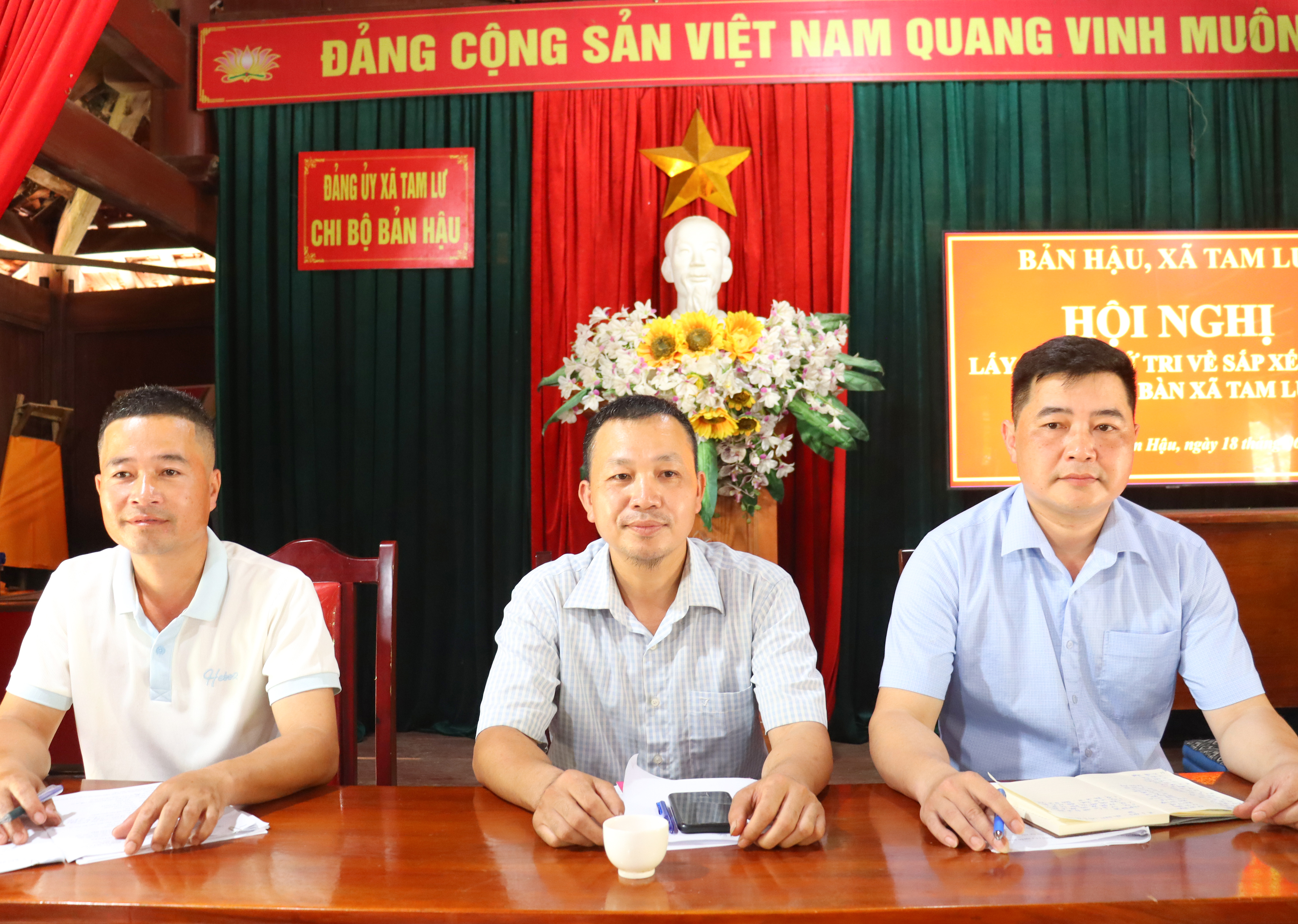 Đồng chí Chủ tịch UBND xã Phạm Bá Chiến dự Hội nghị lấy ý kiến Nhân dân về sắp xếp, sáp nhập tại bản Hậu, xã Tam Lư
