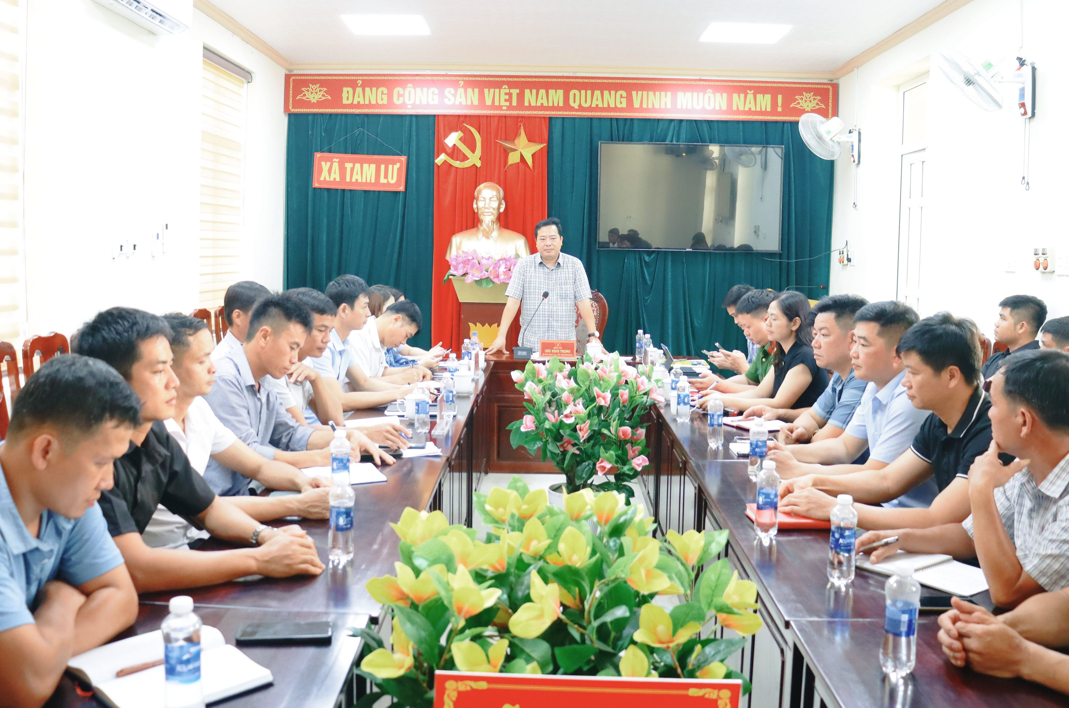 Ban Thường vụ Đảng ủy xã Tam Lư gặp gỡ và lắng nghe tâm tư, nguyện vọng của các đồng chí hoạt động ở bản, khu phố