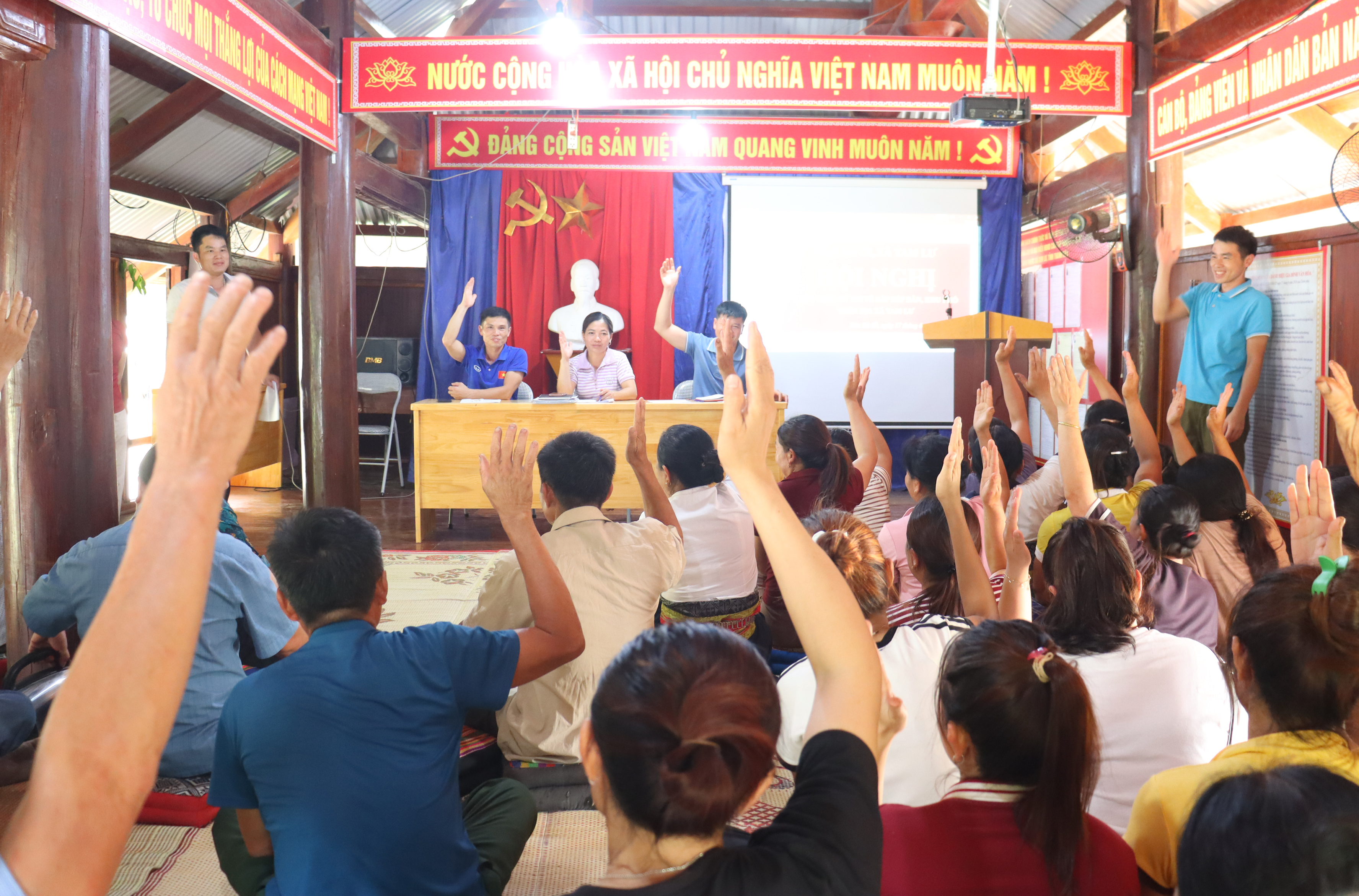 Hội nghị lấy ý kiến Nhân dân về sắp xếp, sáp nhập tại bản Nà Ơi và bản Tình xã Tam Lư