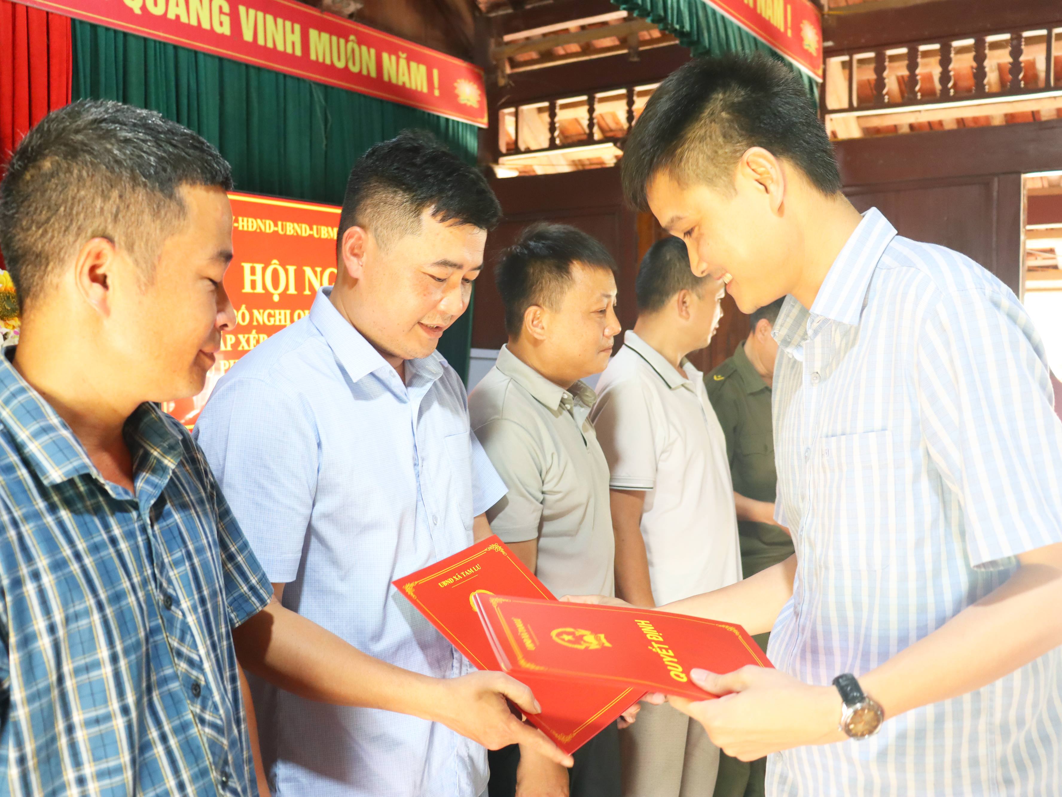 Đồng chí Chủ tịch UBND xã Phạm Bá Chiến dự Hội nghị công bố Nghị quyết, quyết định về sắp xếp bản, khu phố tại Nhà văn hóa bản Hậu