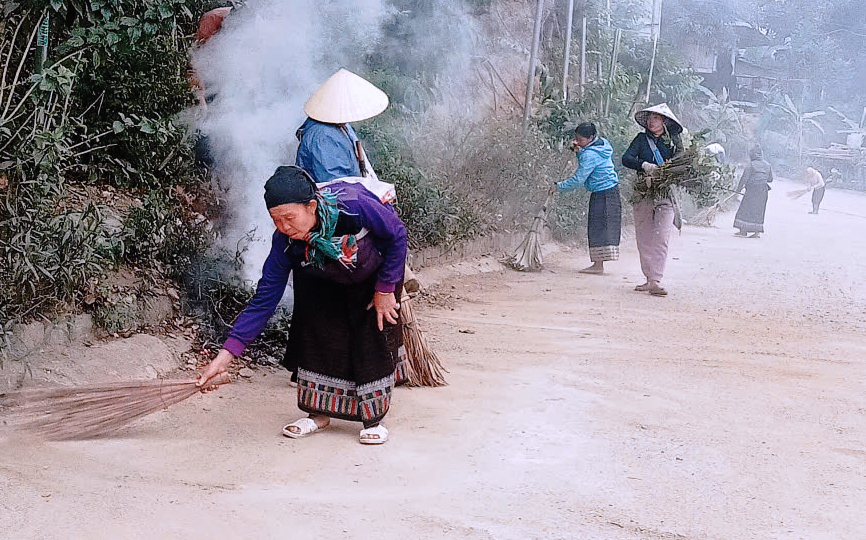 Chi Hội Nông dân bản Hạ, xã Tam Lư tổ chức ra quân dọn vệ sinh môi trường
