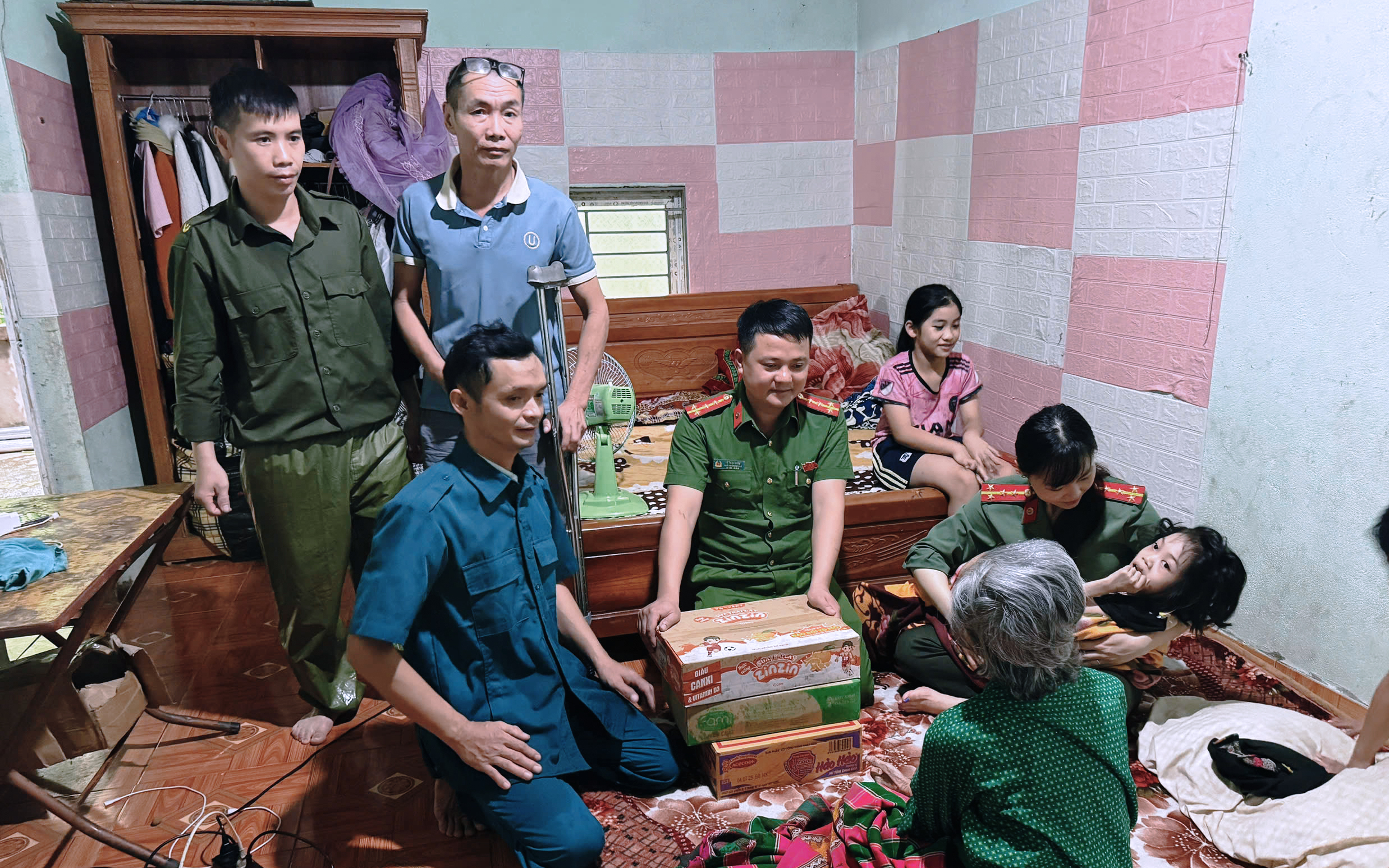 Công an xã Tam Lư hỗ trợ người dân di dời người và tài sản đến nơi an toàn