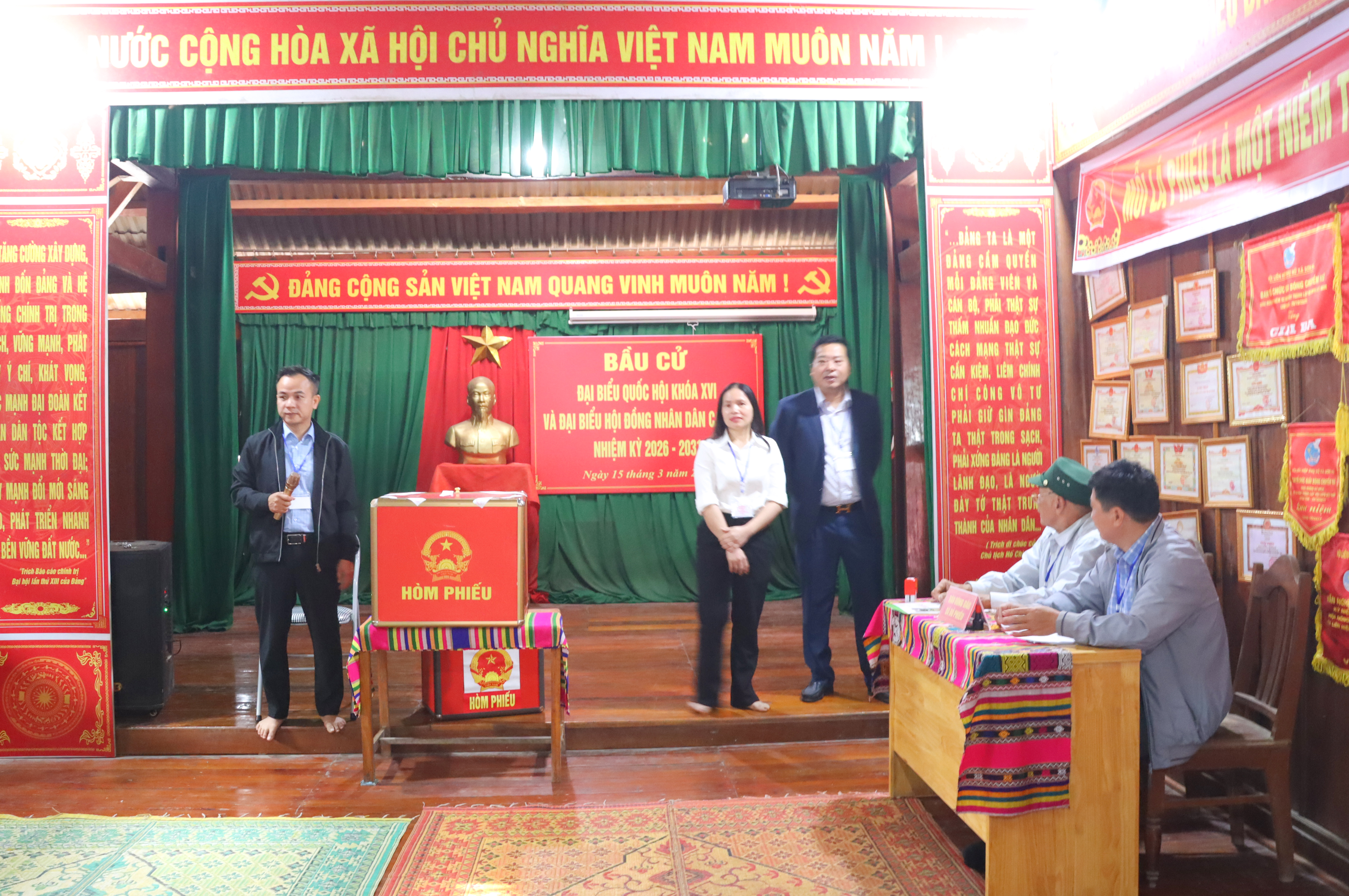 Anh-tin-bai