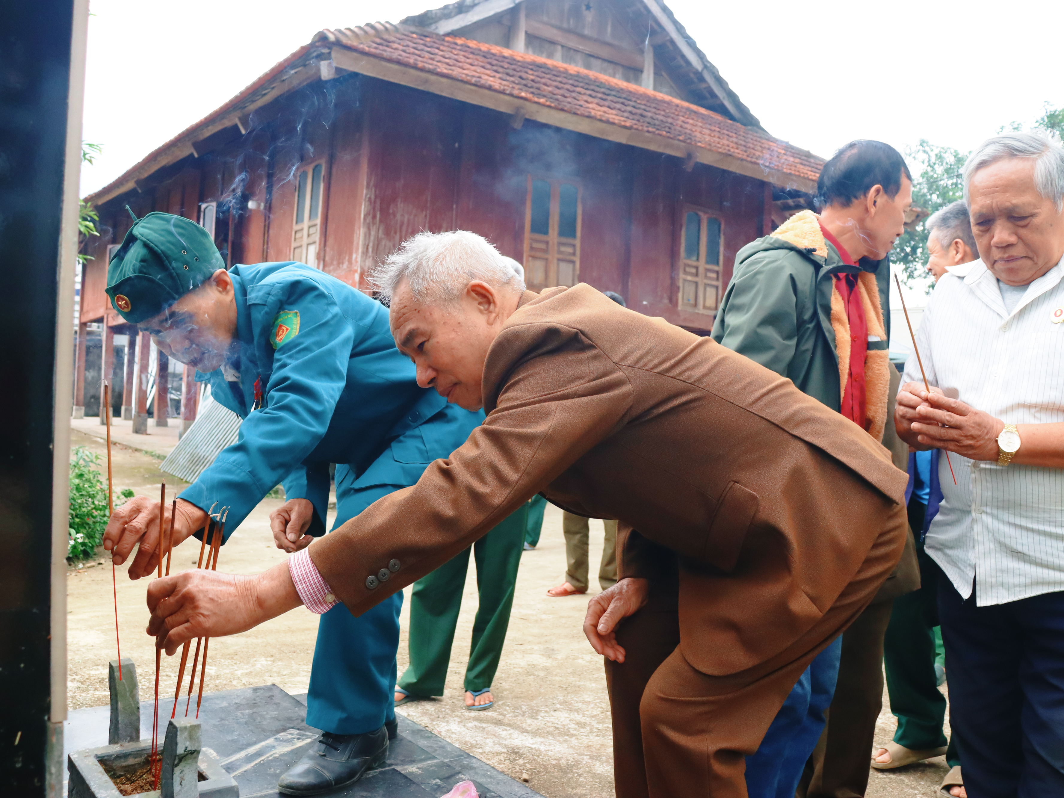Anh-tin-bai